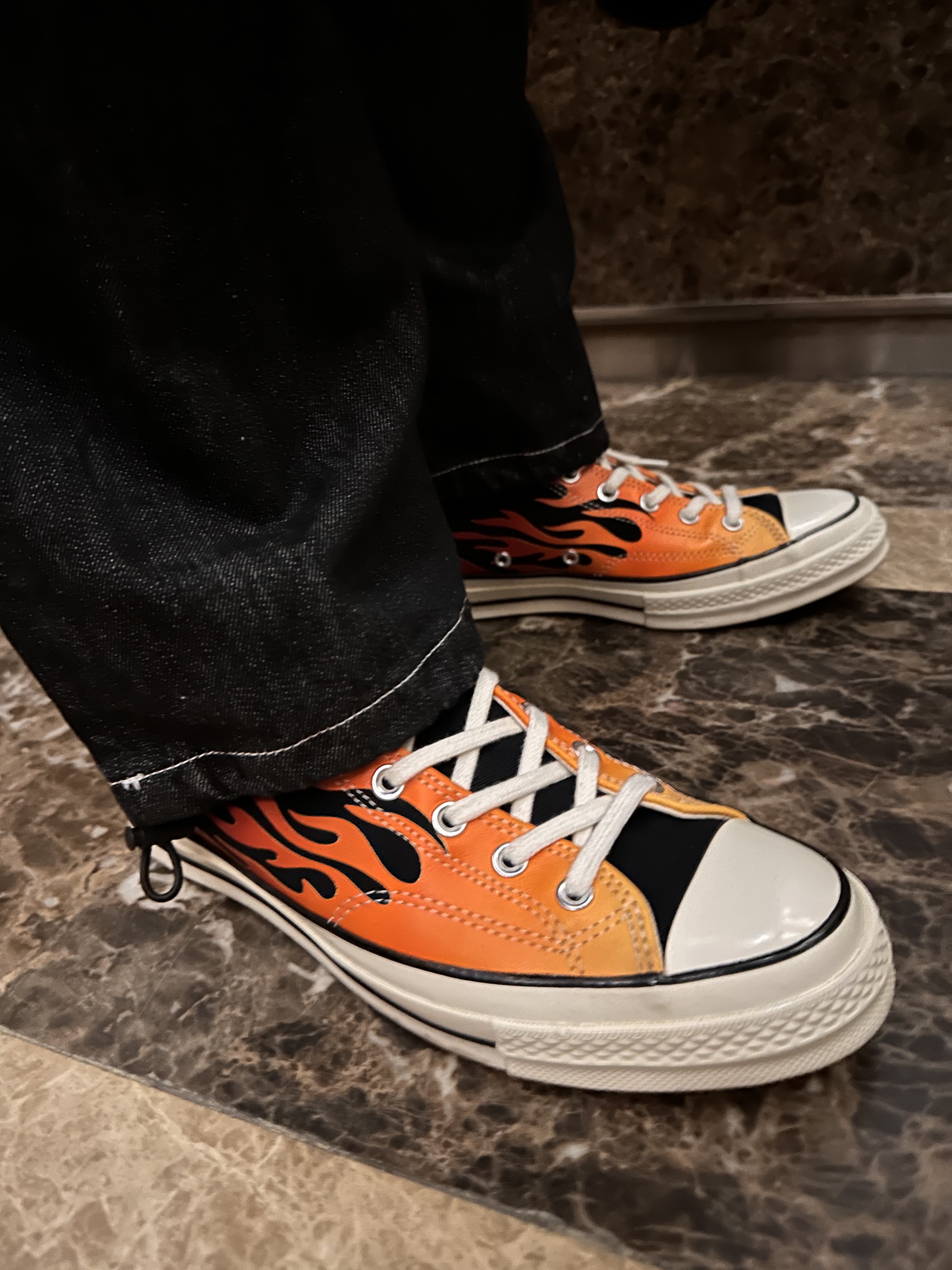Converse Chuck 70 Hi Archive Print Flames Black, Stussy Flames T-Shirt Black 착용 스타일 - 2
