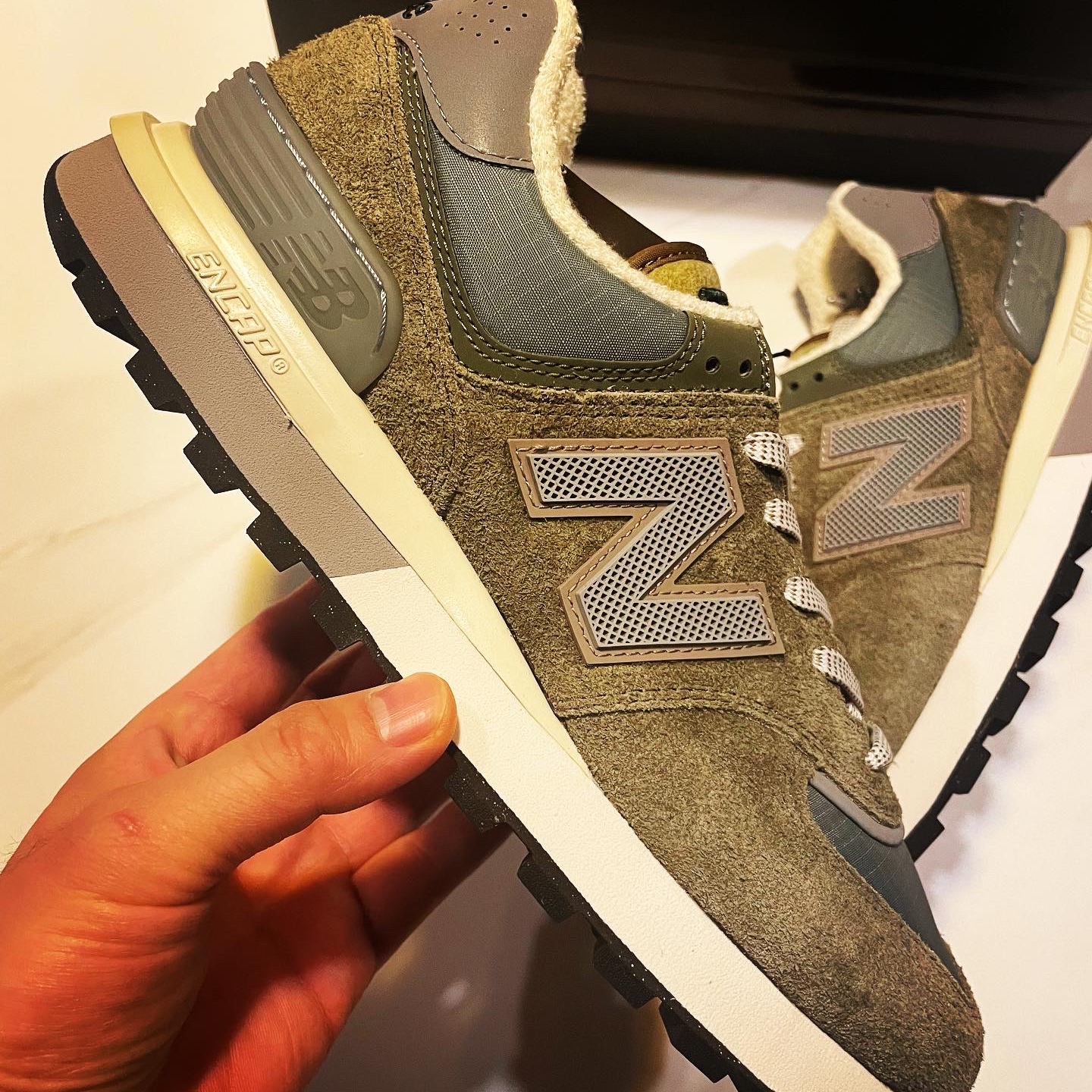 New Balance x Stone Island 574 Legacy Green 착용 스타일 - 2