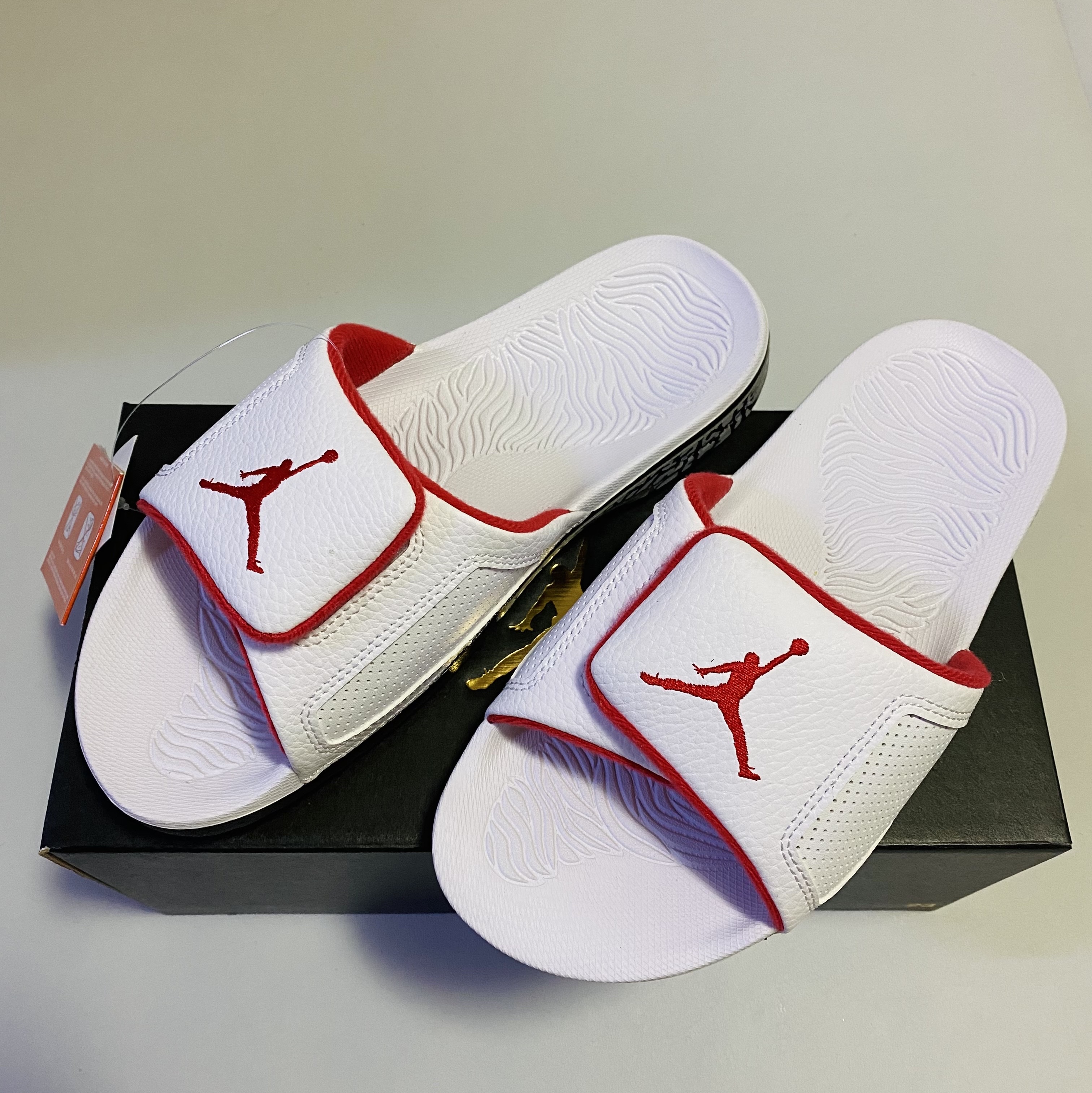 Jordan Hydro 3 Retro Cement White and University Red 착용 스타일