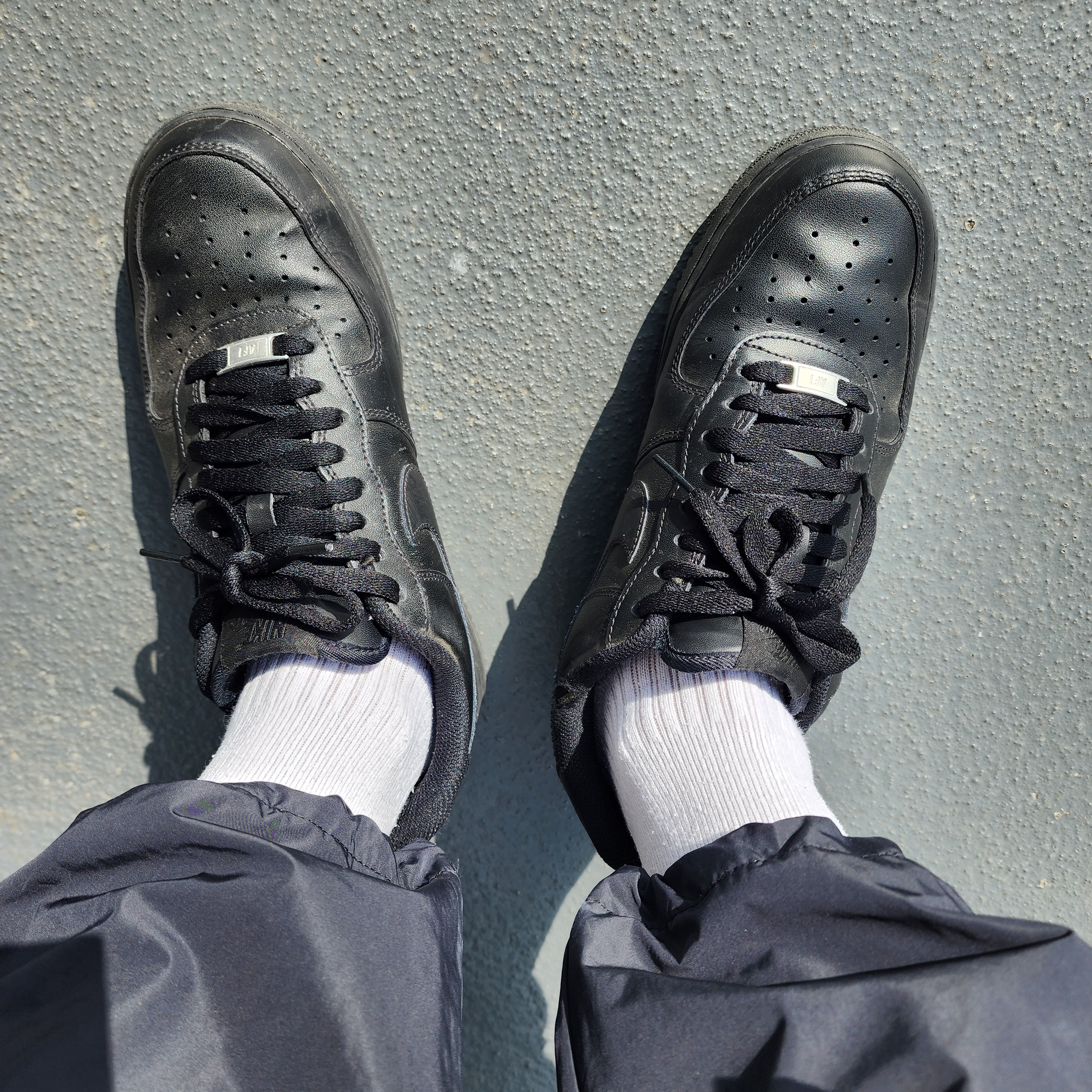 Nike Air Force 1 '07 Low Triple Black 착용 스타일