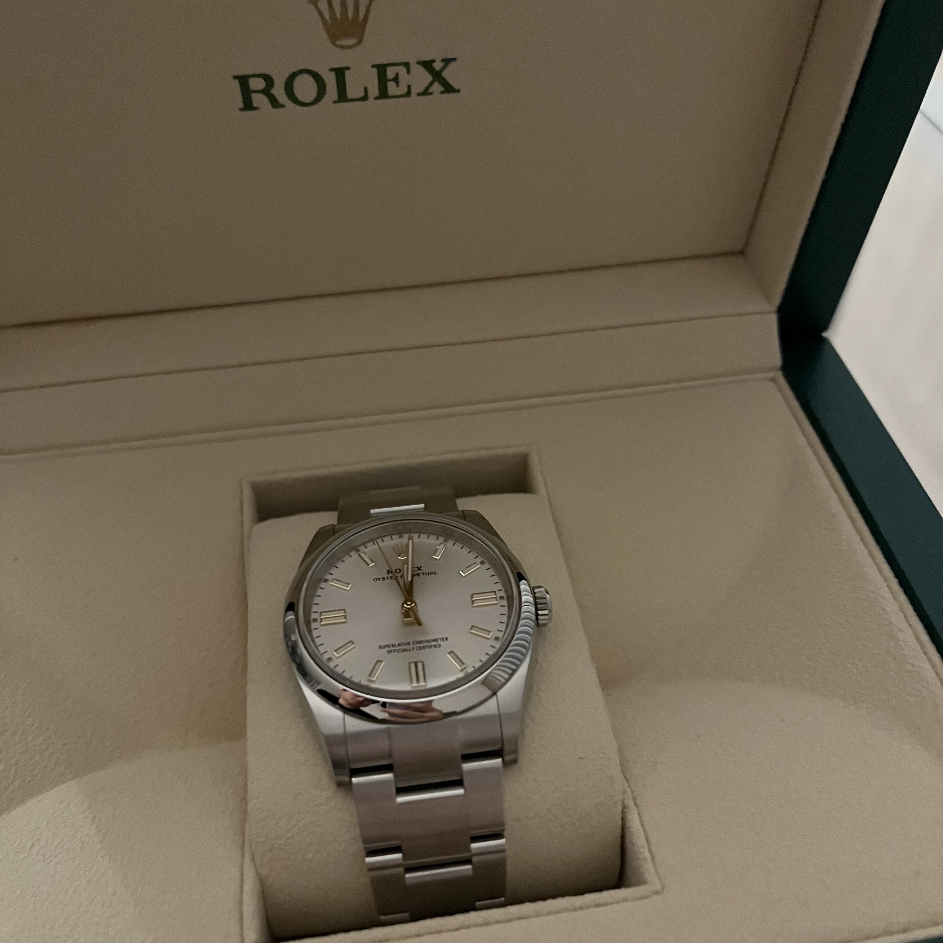 Rolex Oyster Perpetual 36mm 126000 Silver Oyster 착용 스타일 - 3