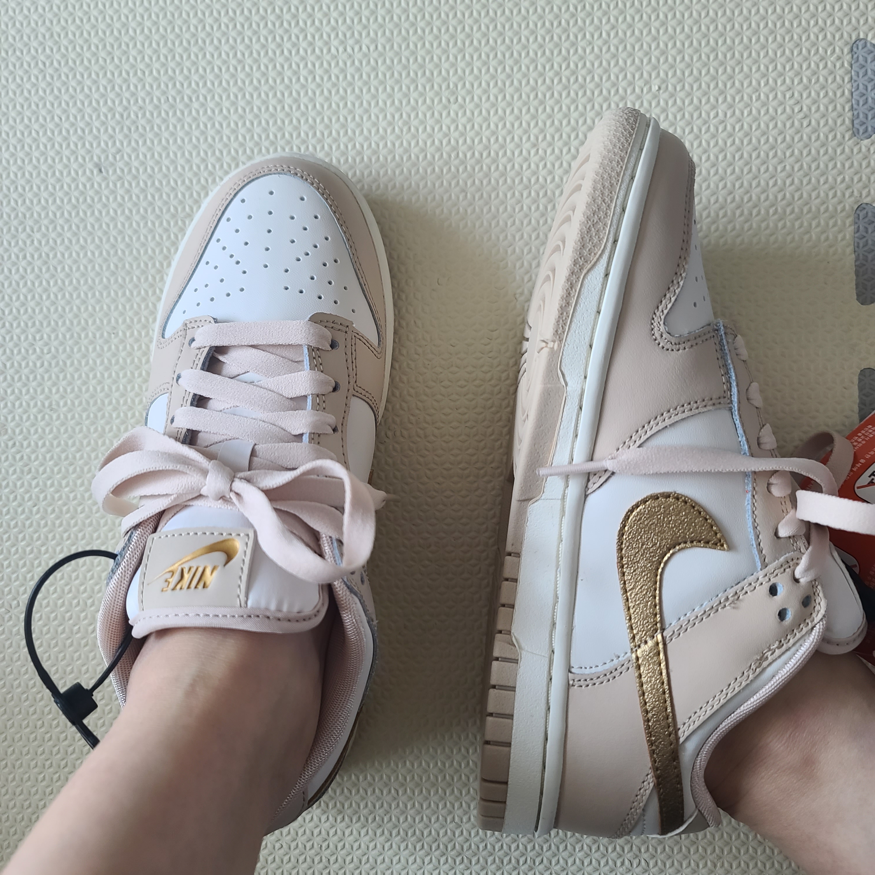 (W) Nike Dunk Low Sanddrift Metallic Gold 착용 스타일