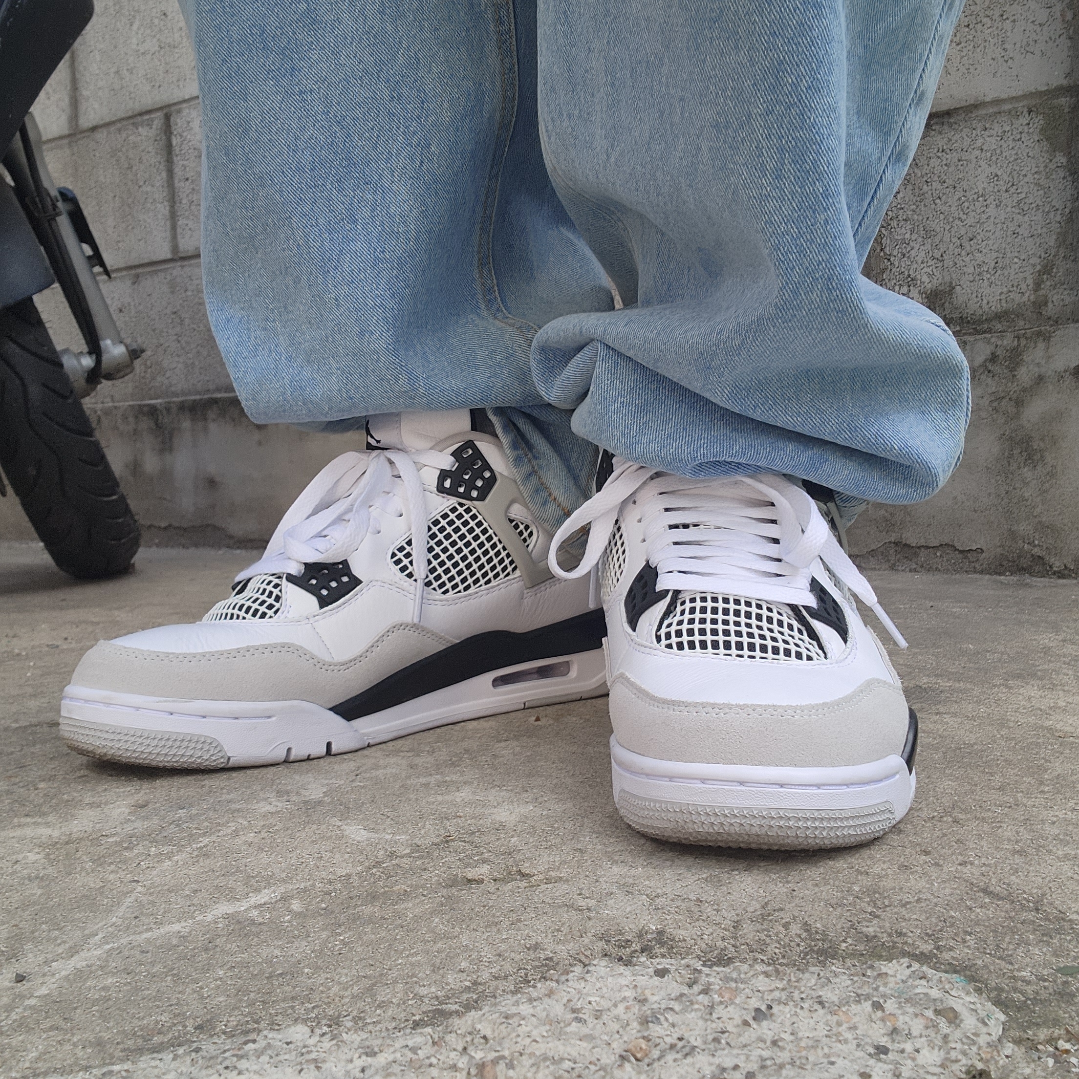 Jordan 4 Retro White and Black 착용 스타일