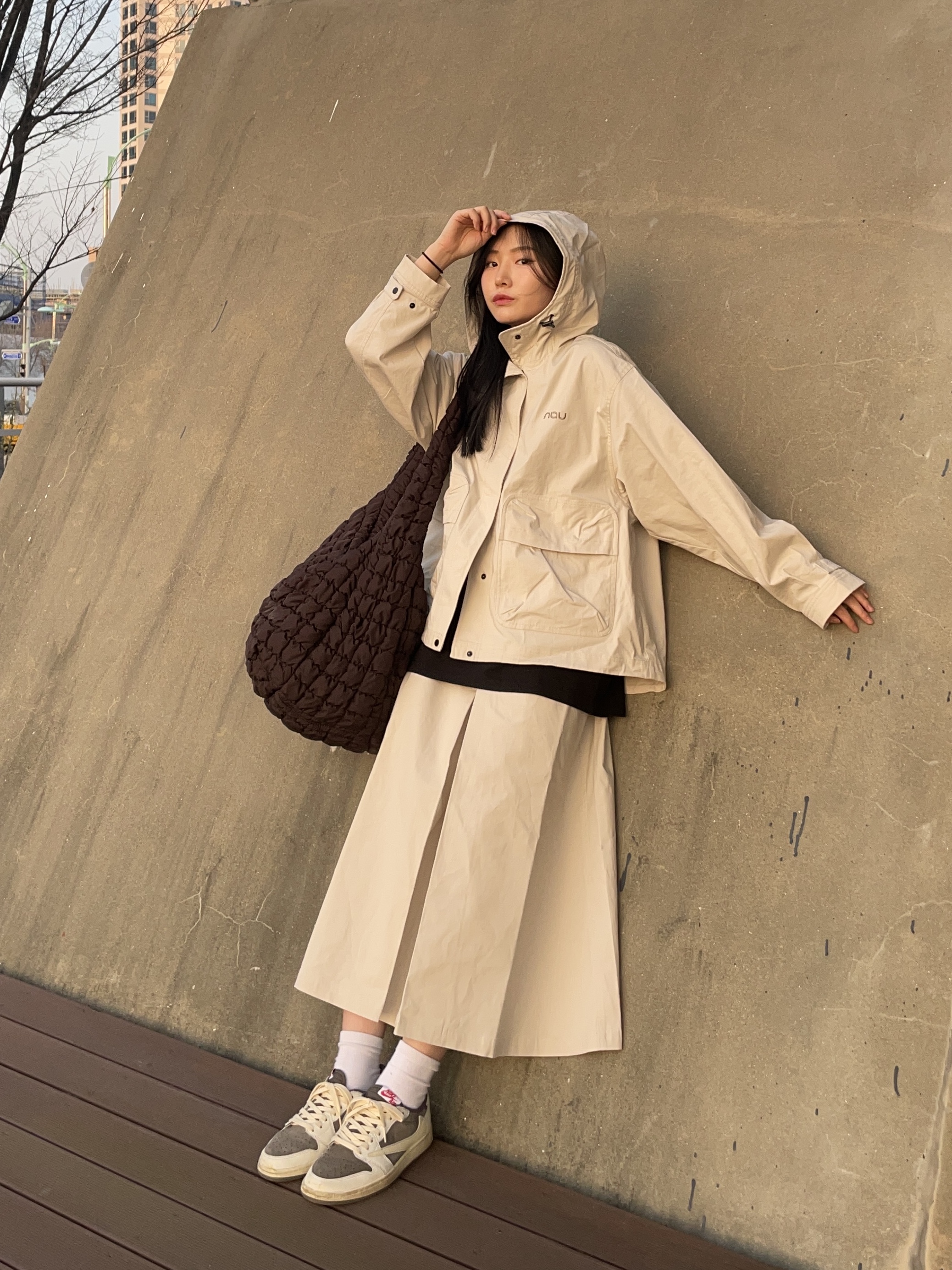 COS Quilted Oversized Shoulder Bag Brown, Jordan 1 x Travis Scott Retro Low OG SP Sail and Ridgerock 착용 스타일 - 1