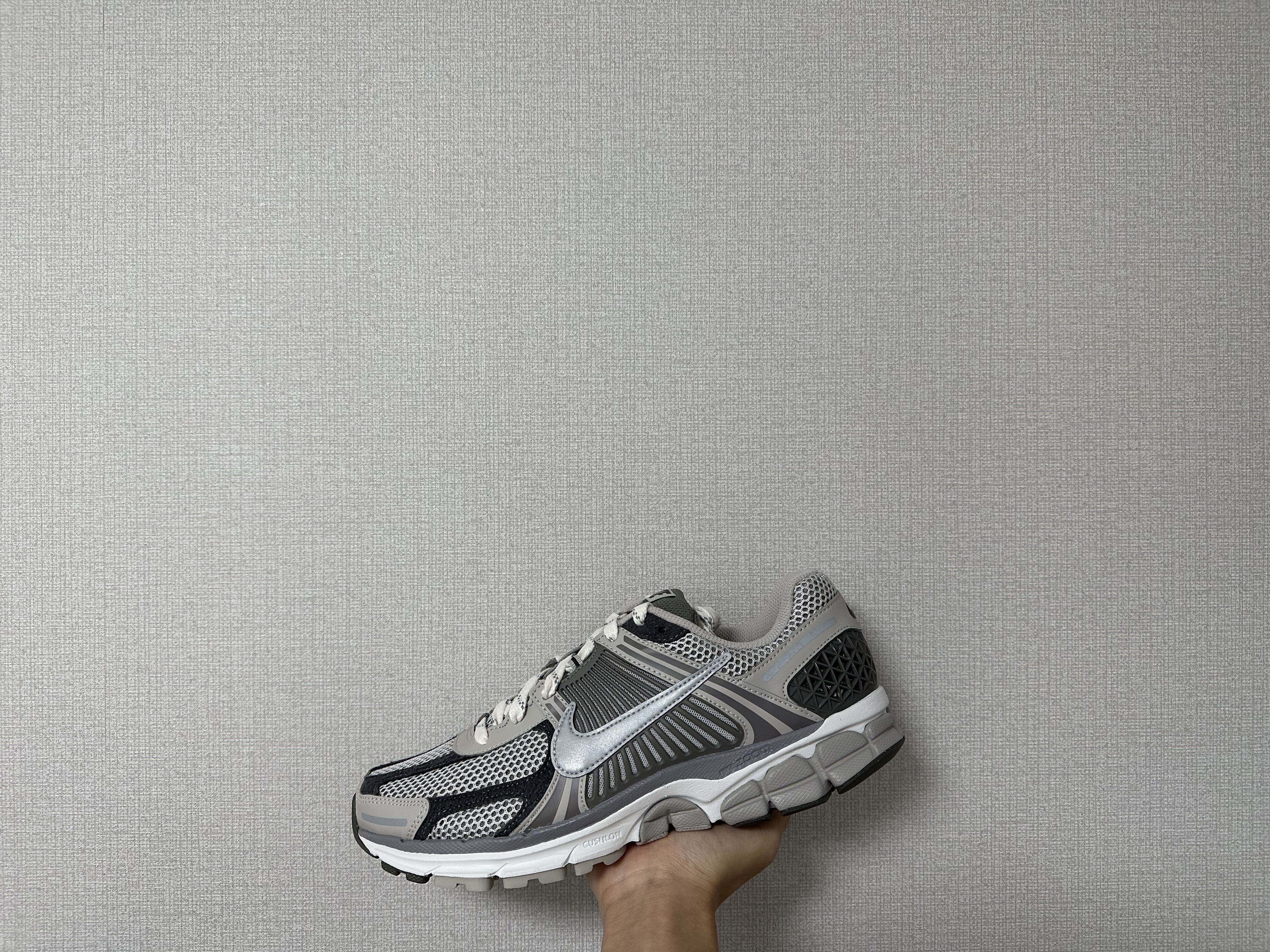 (W) Nike Zoom Vomero 5 Photon Dust and Metallic Silver, Nike Zoom Vomero 5 PRM Light Iron Ore and Flat Fewter 착용 스타일 - 2