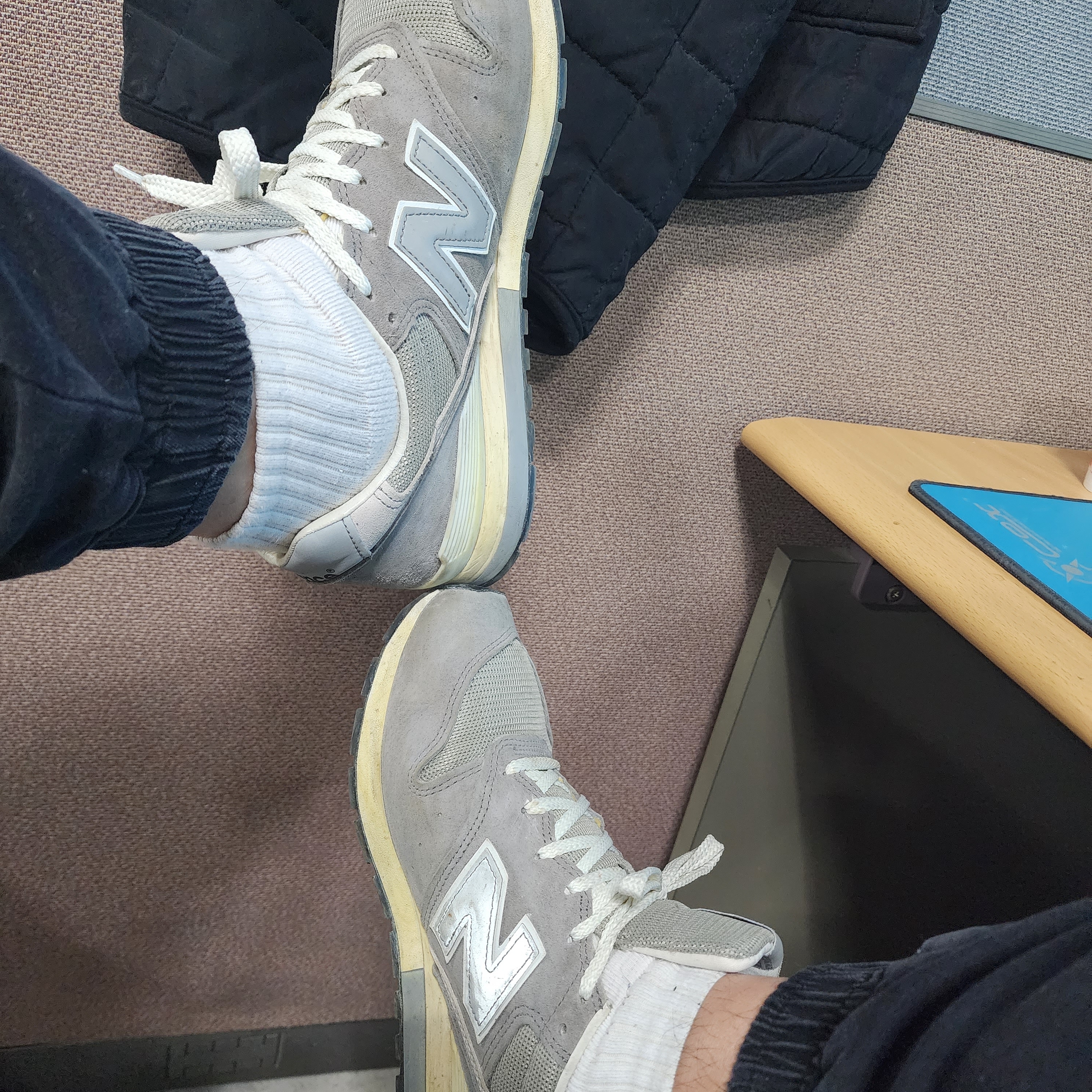 New Balance 996 Vintage Grey 착용 스타일