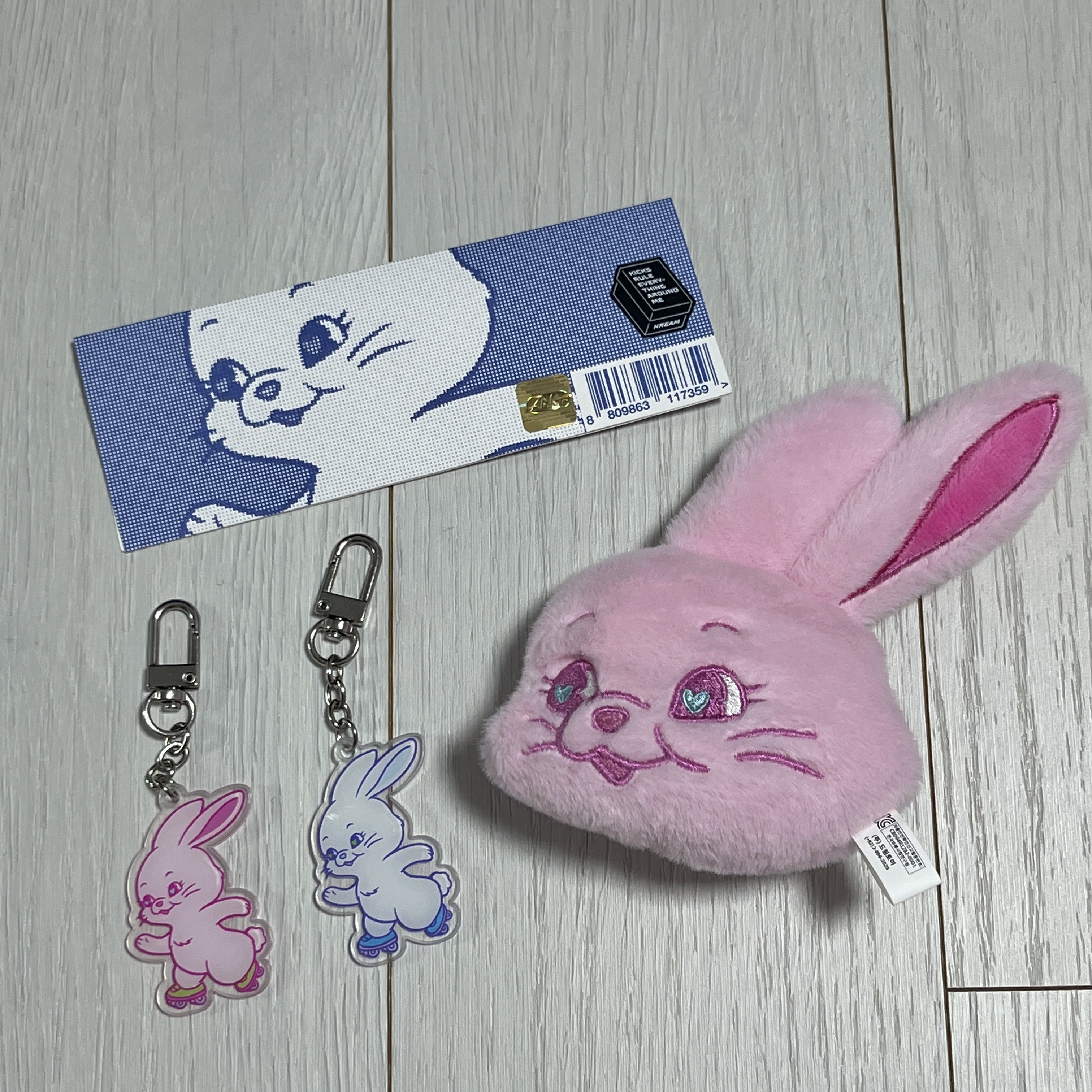 NewJeans Tokki Merchandise Fluffy Keyring Pink 착용 스타일
