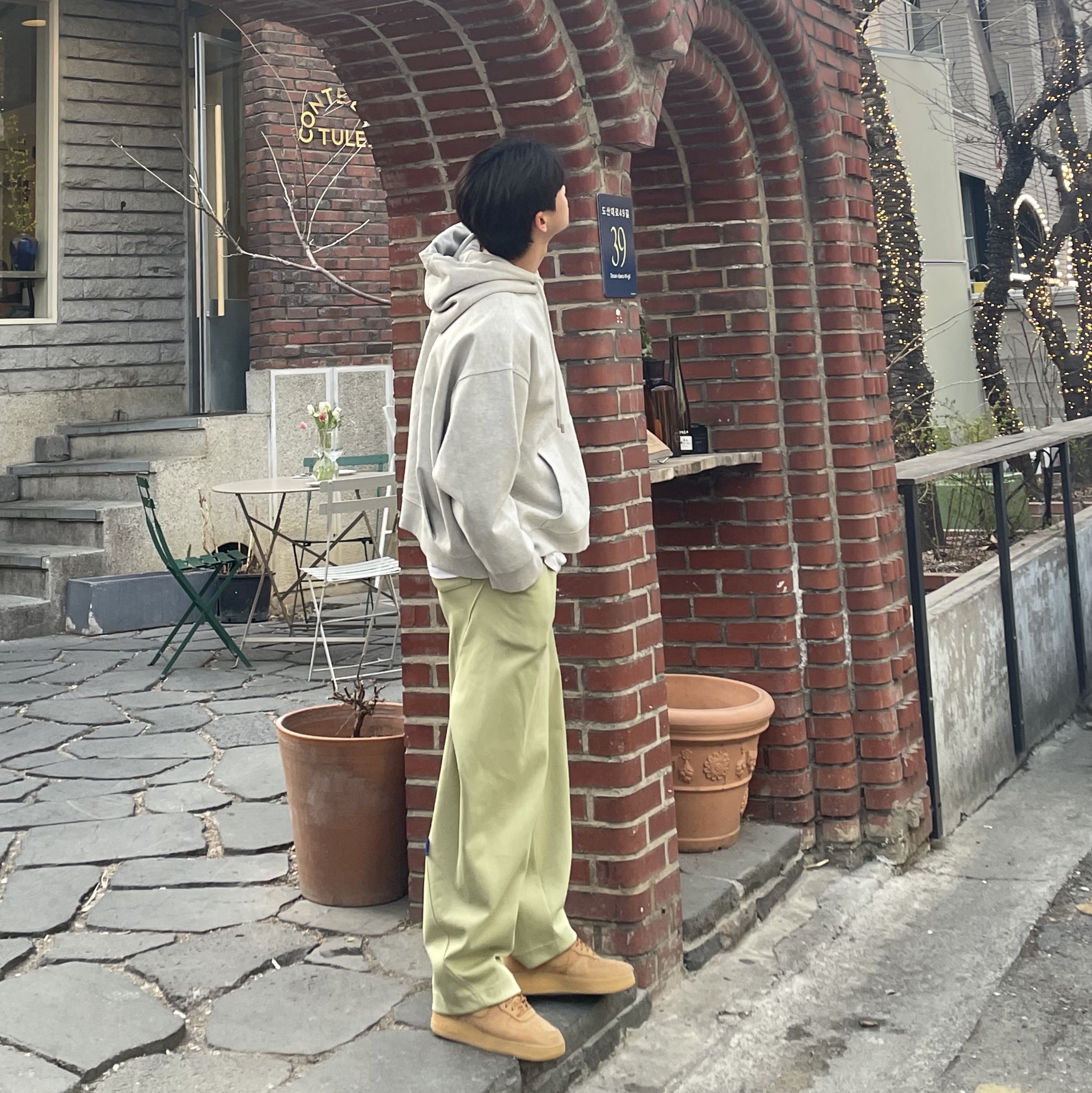 Zara x Ader Error Jogger Pants Light Green, Zara x Ader Error Embroidery Hooded Sweatshirt Grey 착용 스타일 - 4