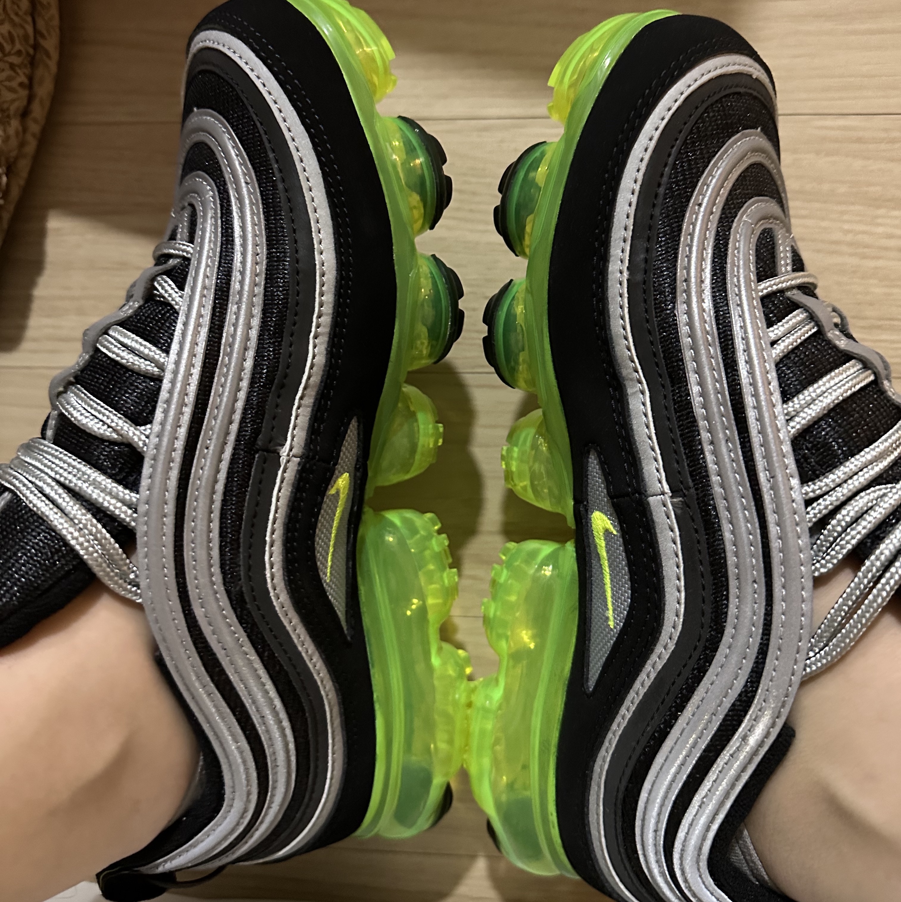 Nike Air VaporMax 97 Black Volt 착용 스타일
