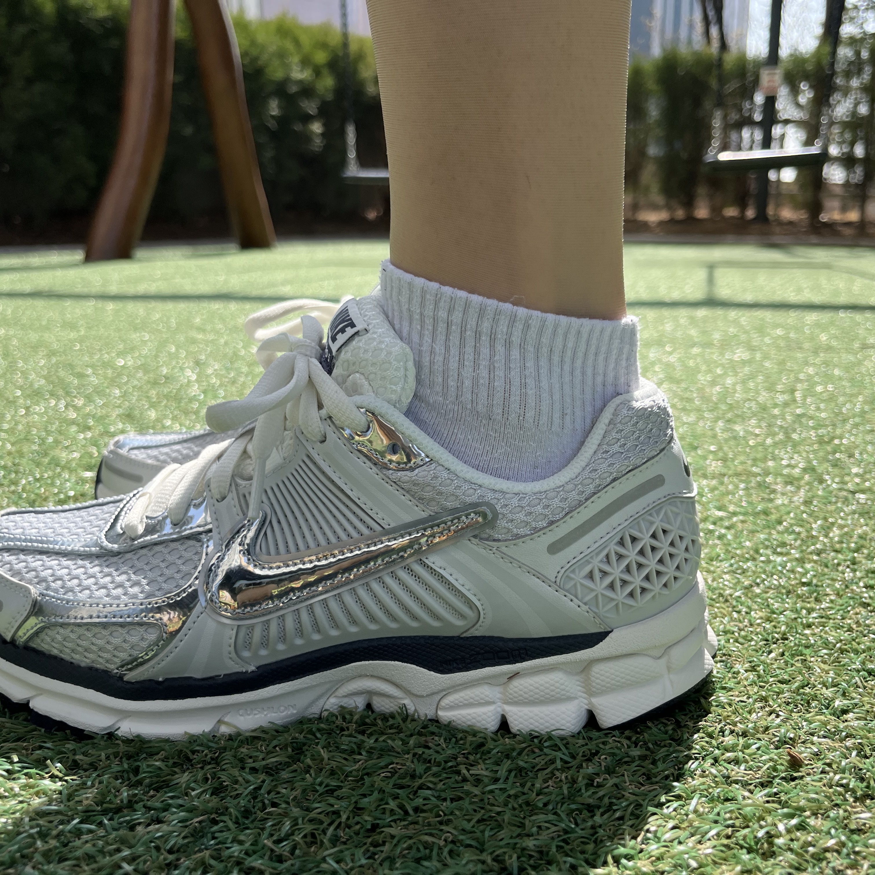 (W) Nike Zoom Vomero 5 Photon Dust and Metallic Silver 착용 스타일 - 2