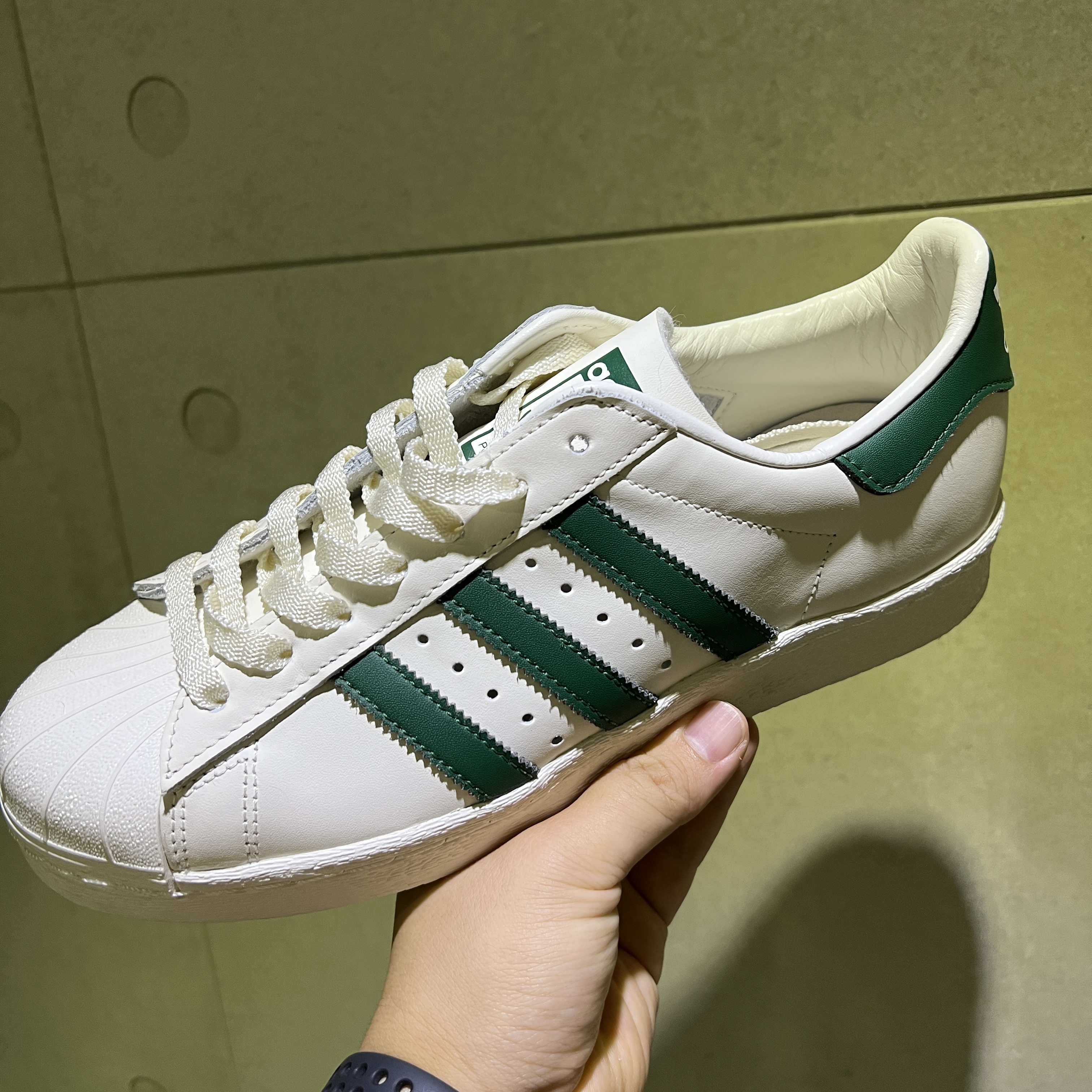 Adidas Superstar 82 Off White Dark Green 착용 스타일