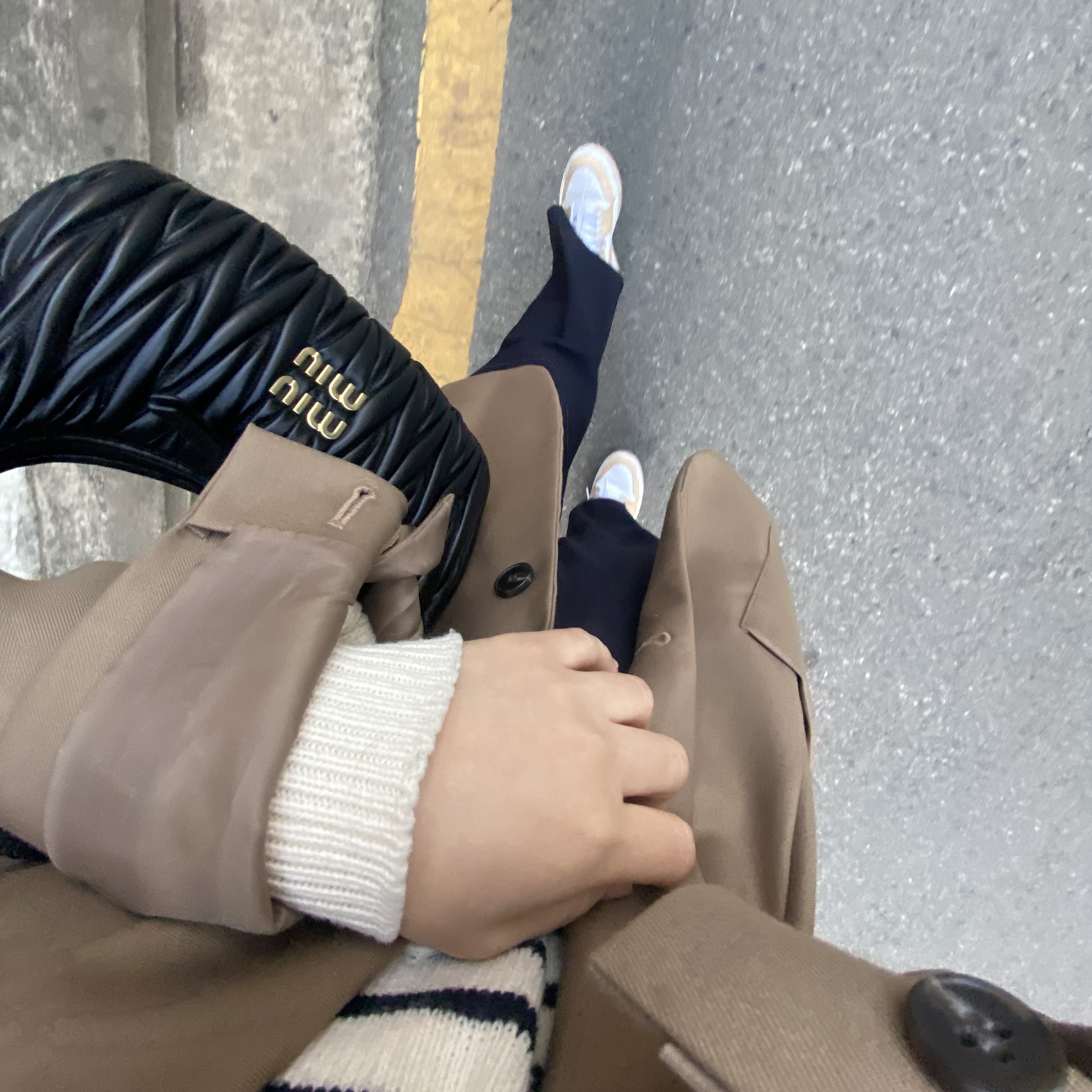 Miu Miu Wander Matelasse Nappa Leather Small Hobo Bag Black 착용 스타일