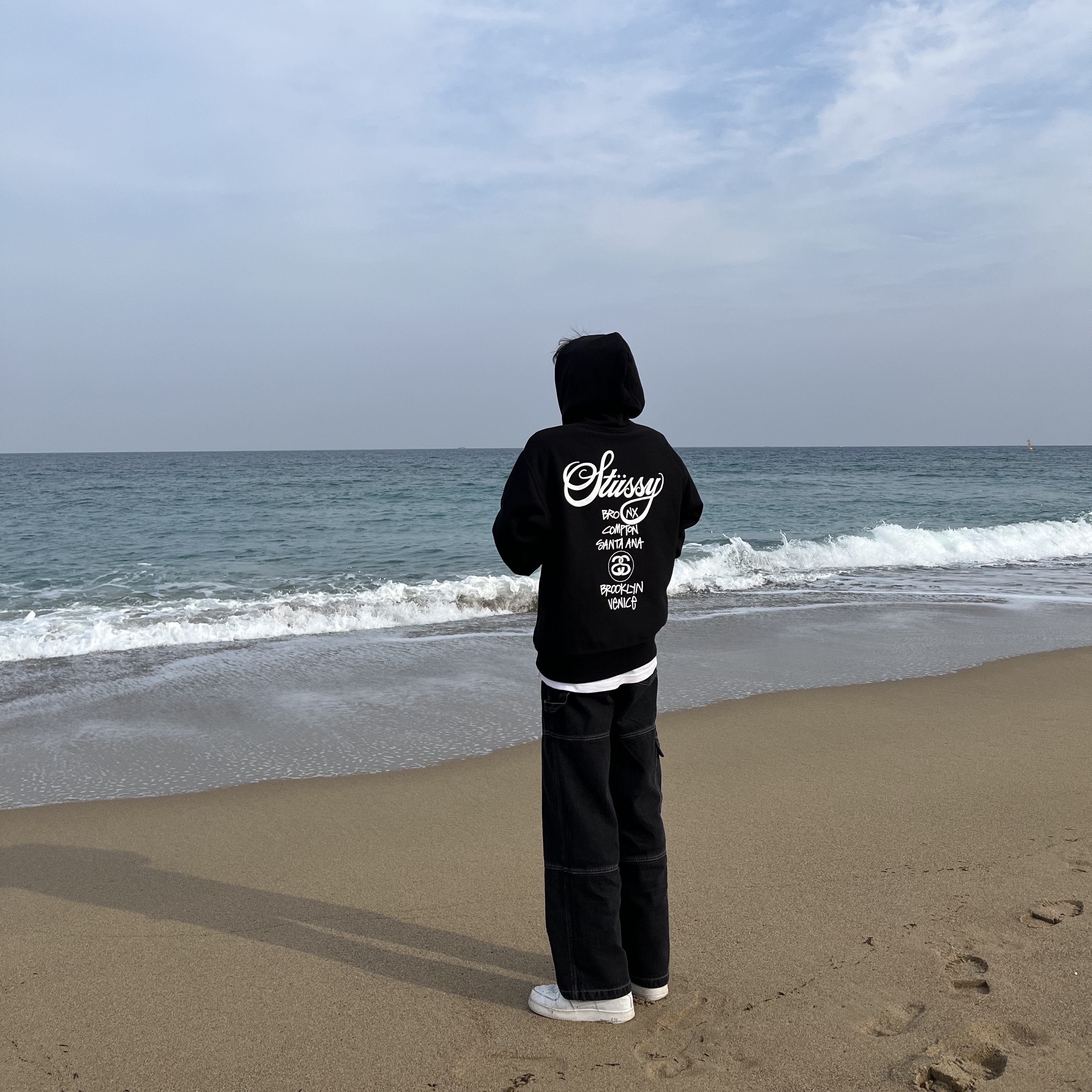 Stussy World Tour Hoodie Black 2022 착용 스타일