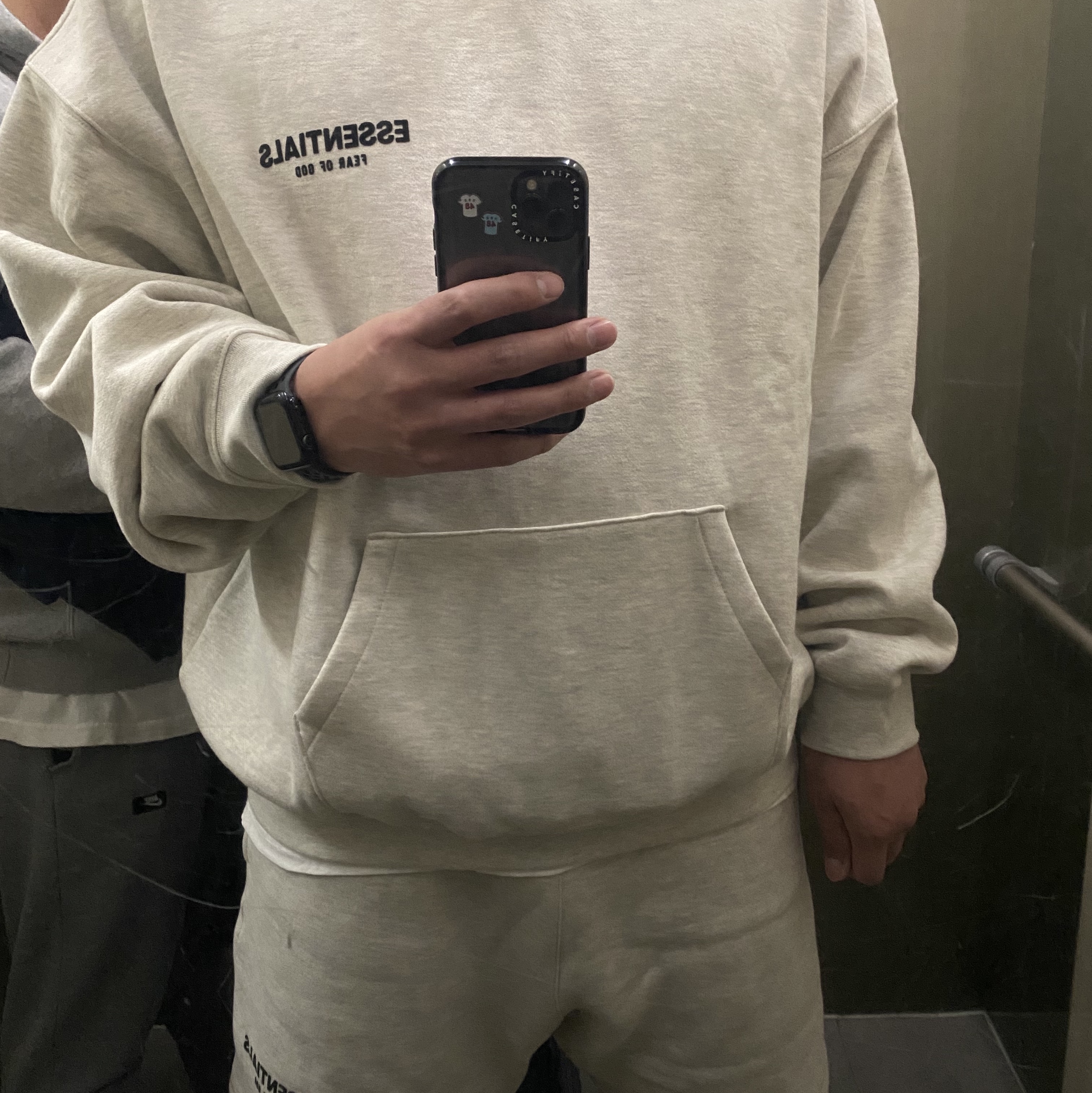 Essentials The Core Collection Hoodie Light Oatmeal, Essentials The Core Collection Sweatshorts Light Oatmeal 착용 스타일