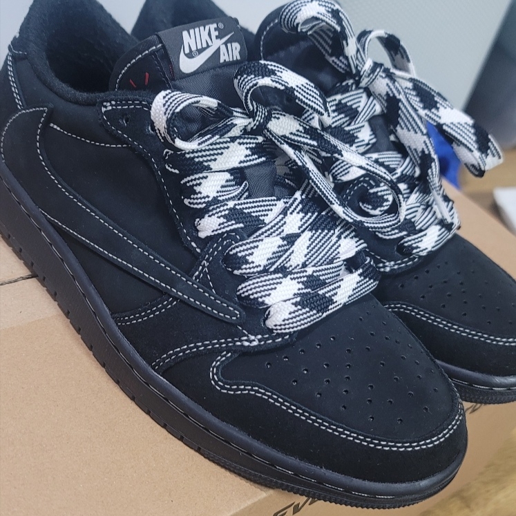 Jordan 1 x Travis Scott Retro Low OG SP Black Phantom 착용 스타일