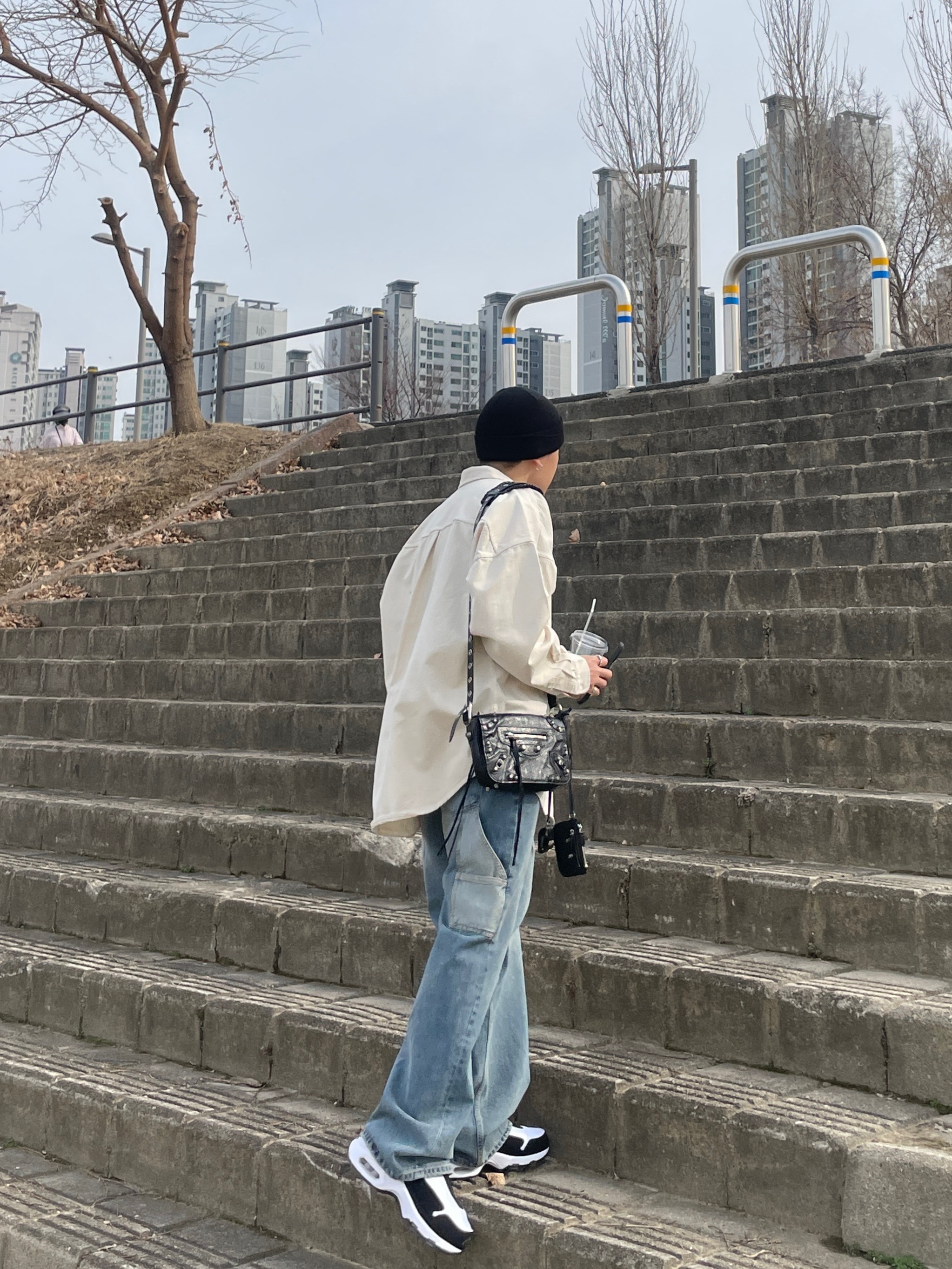 Nike x Comme des Garcons Homme Plus Air Max Sunder SP White Black, Balenciaga Crocodile Embossed Le Cagole XS Shoulder Bag Black 착용 스타일 - 5