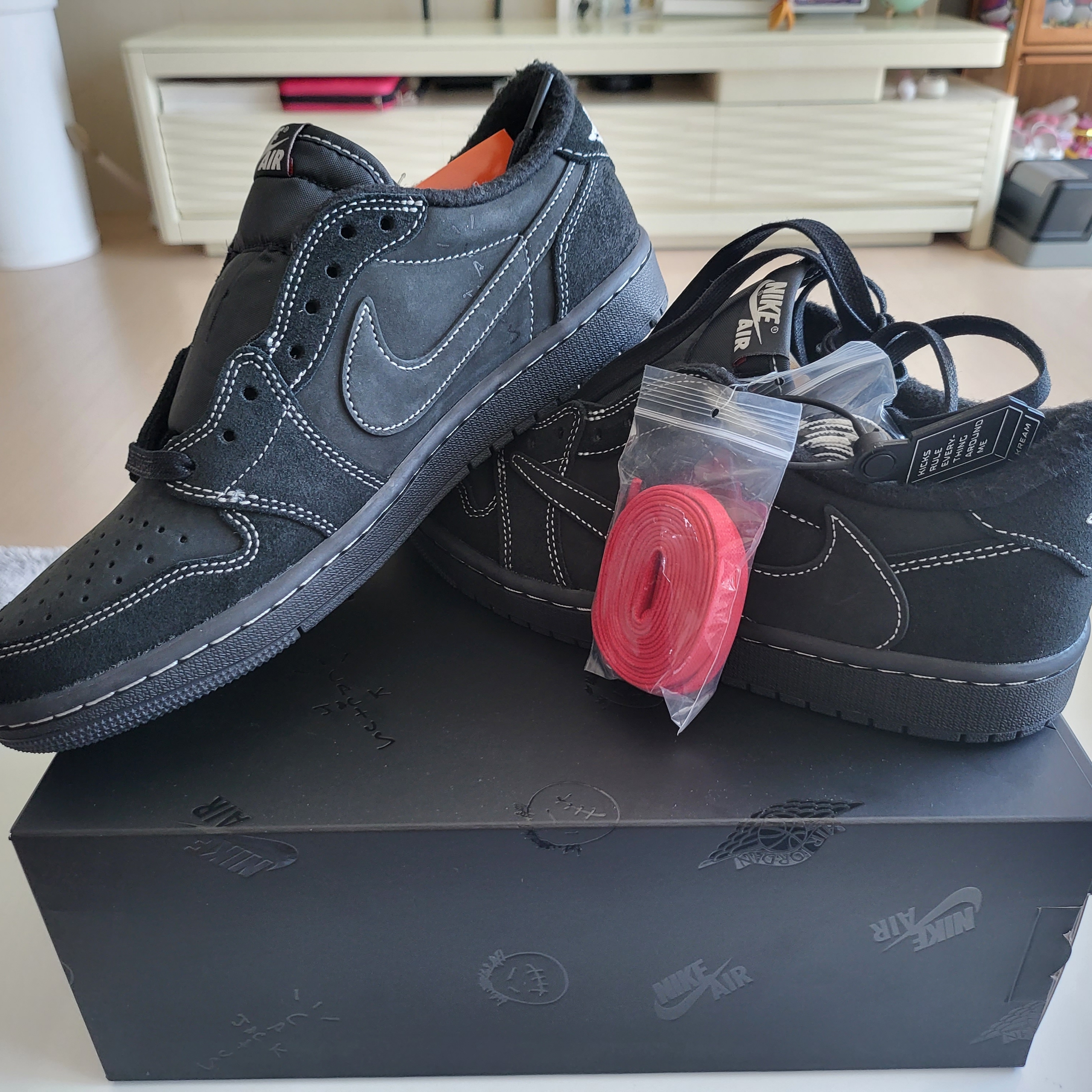 Jordan 1 x Travis Scott Retro Low OG SP Black Phantom 착용 스타일 - 1