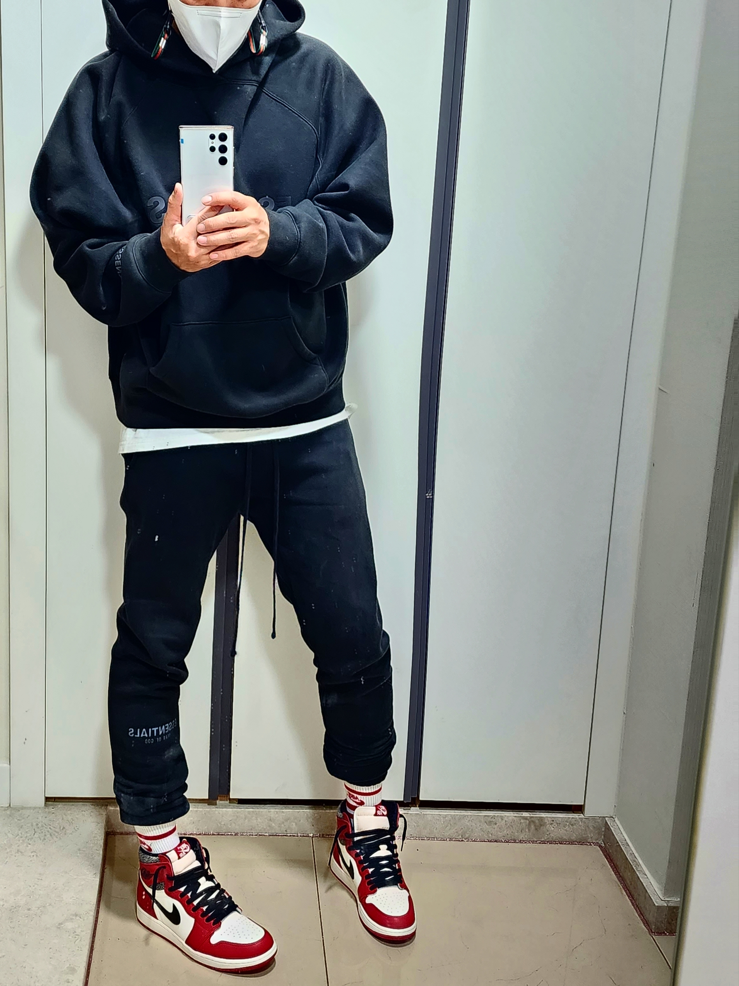 Jordan 1 Retro High OG Chicago 2022, Essentials Sweatpants Dark Slate/Black 2020 착용 스타일 - 1