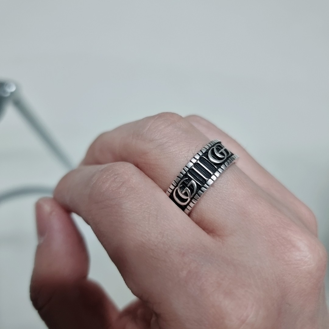 Gucci Ring with Double G Silver 착용 스타일 - 2