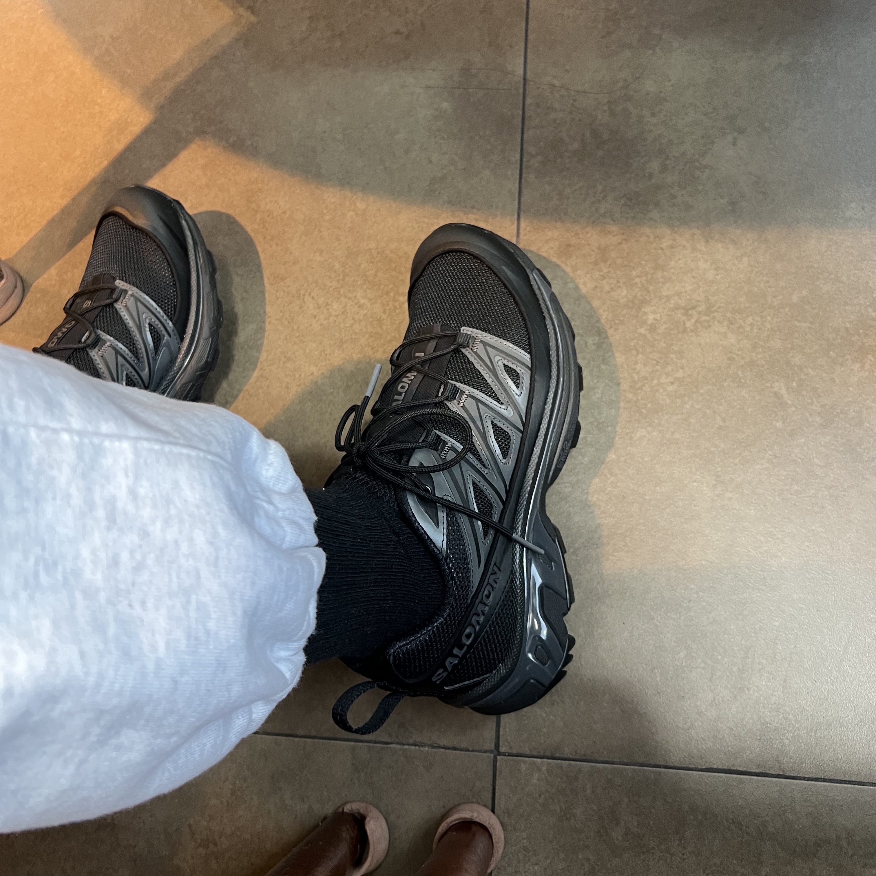 Salomon XT-6 Expanse Black Ebony 착용 스타일