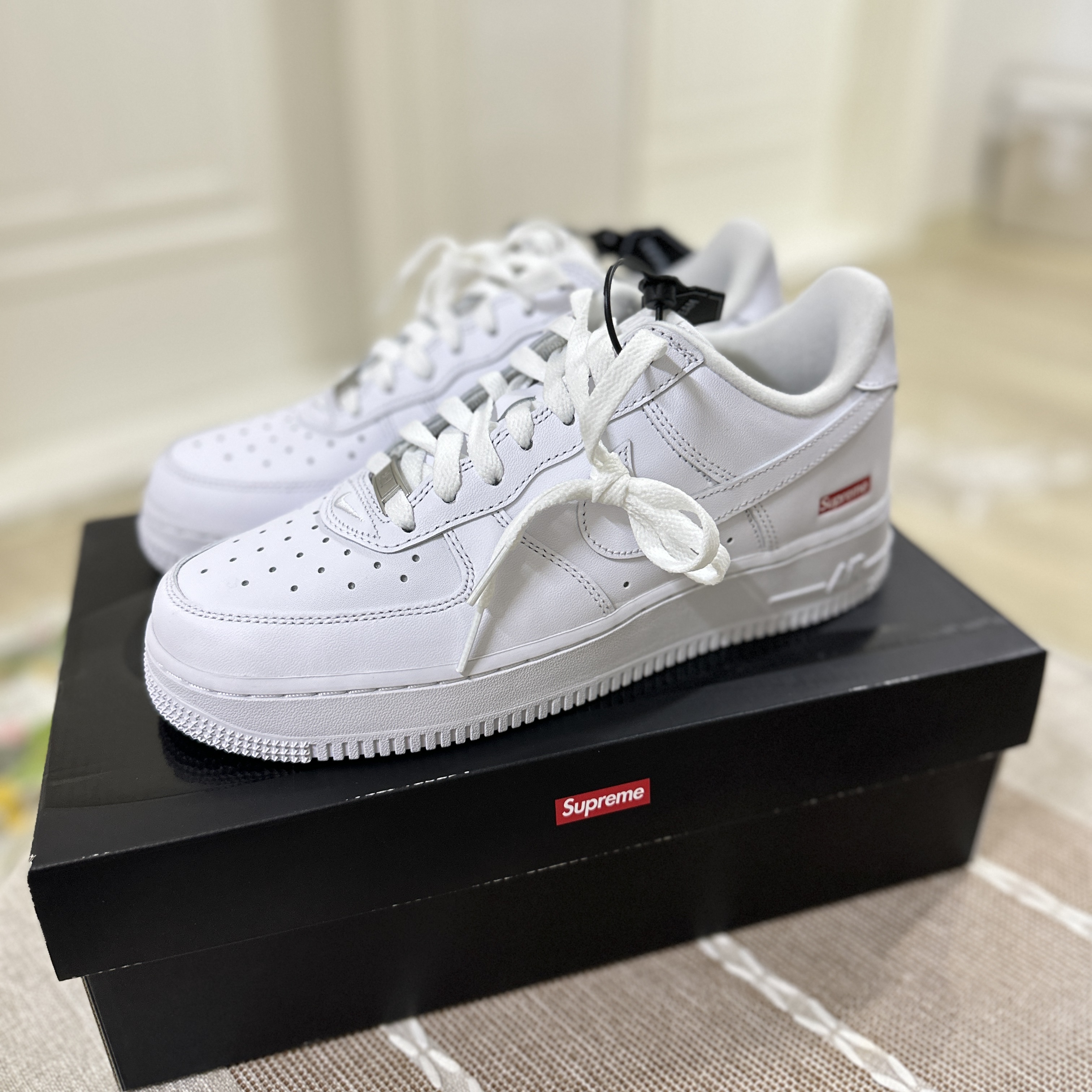 Nike x Supreme Air Force 1 Low White 착용 스타일 - 1