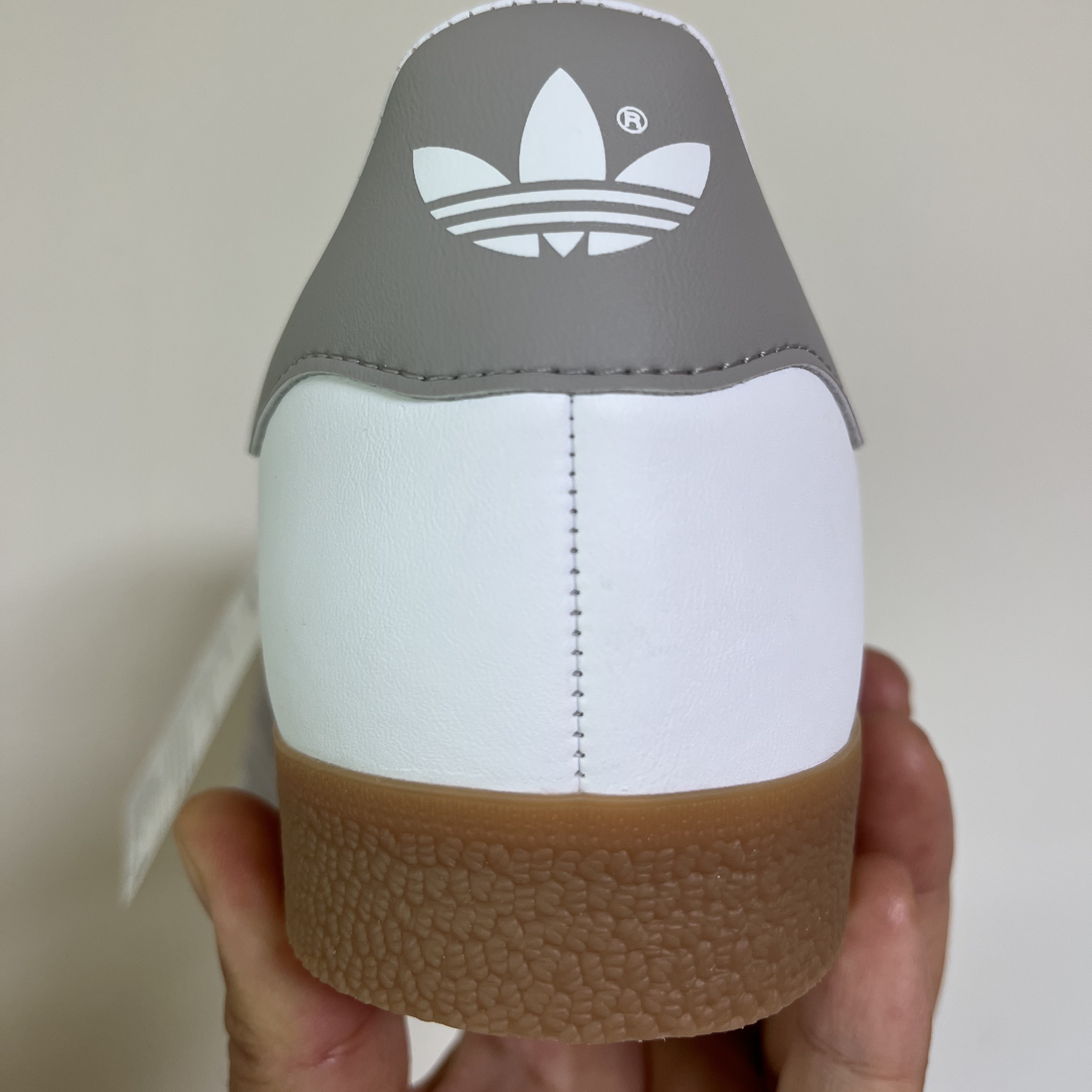 Adidas Gazelle White Grey 착용 스타일 - 3