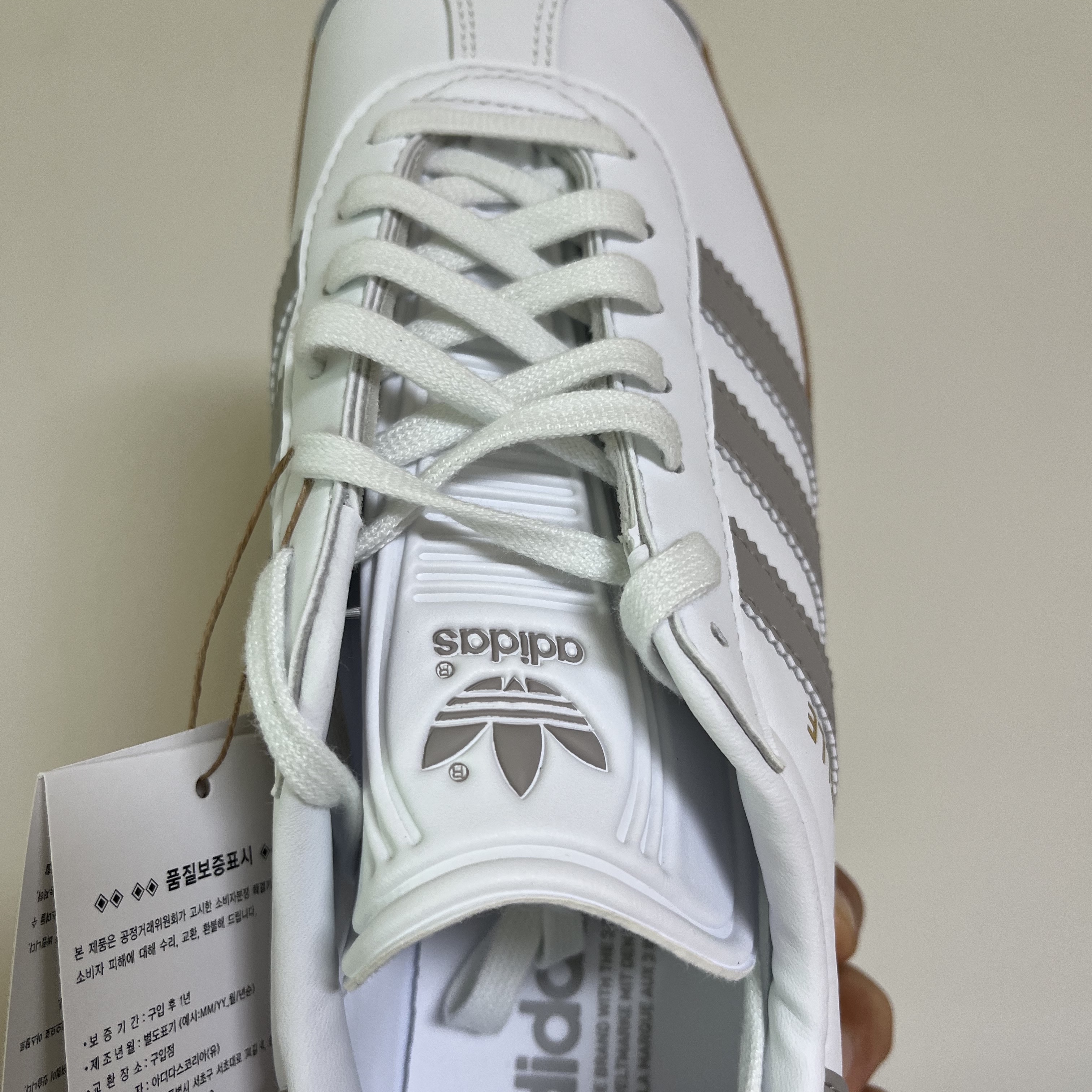 Adidas Gazelle White Grey 착용 스타일 - 4