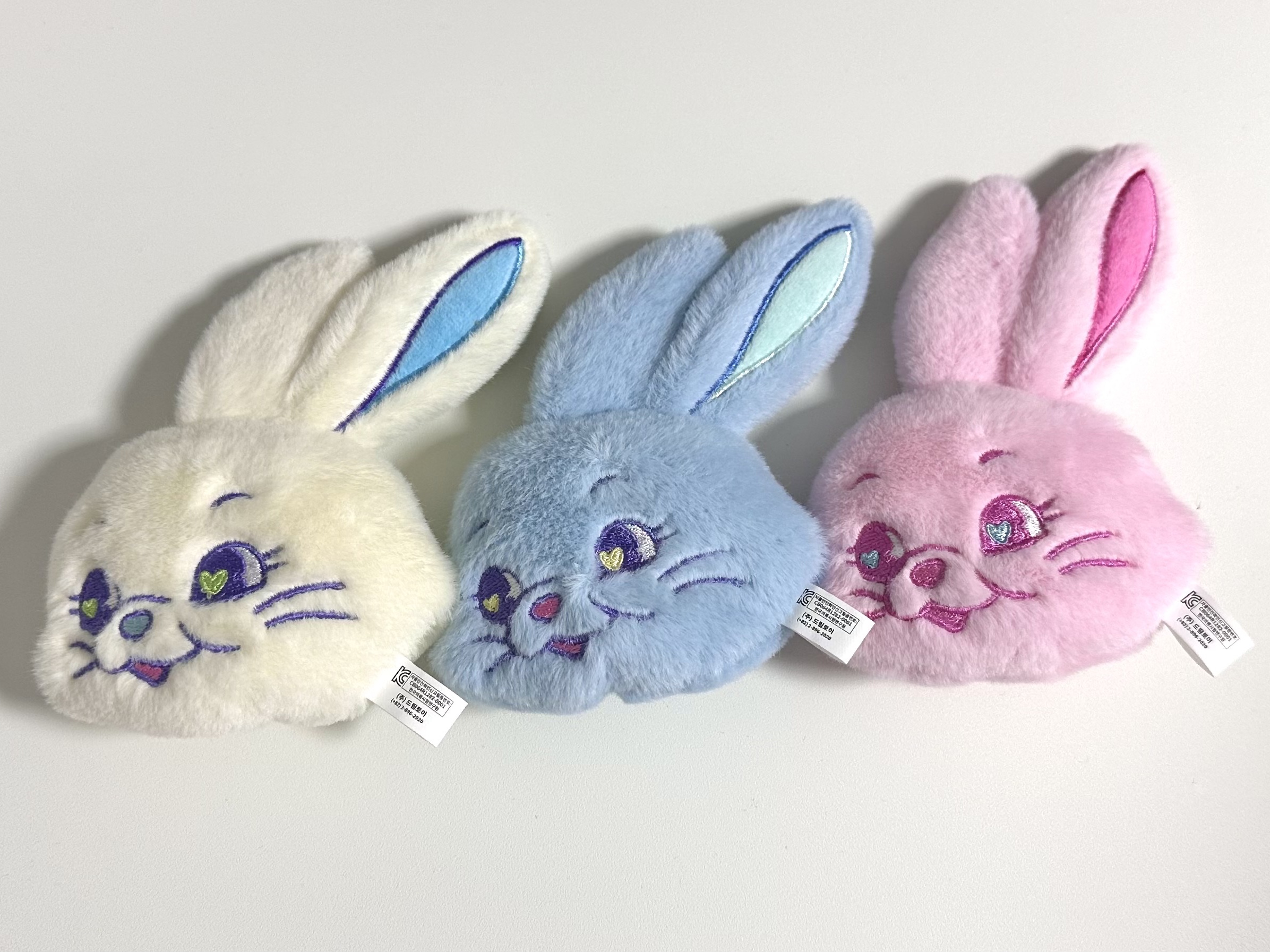 NewJeans Tokki Merchandise Fluffy Keyring Pink, NewJeans Tokki Merchandise Fluffy Keyring White 착용 스타일