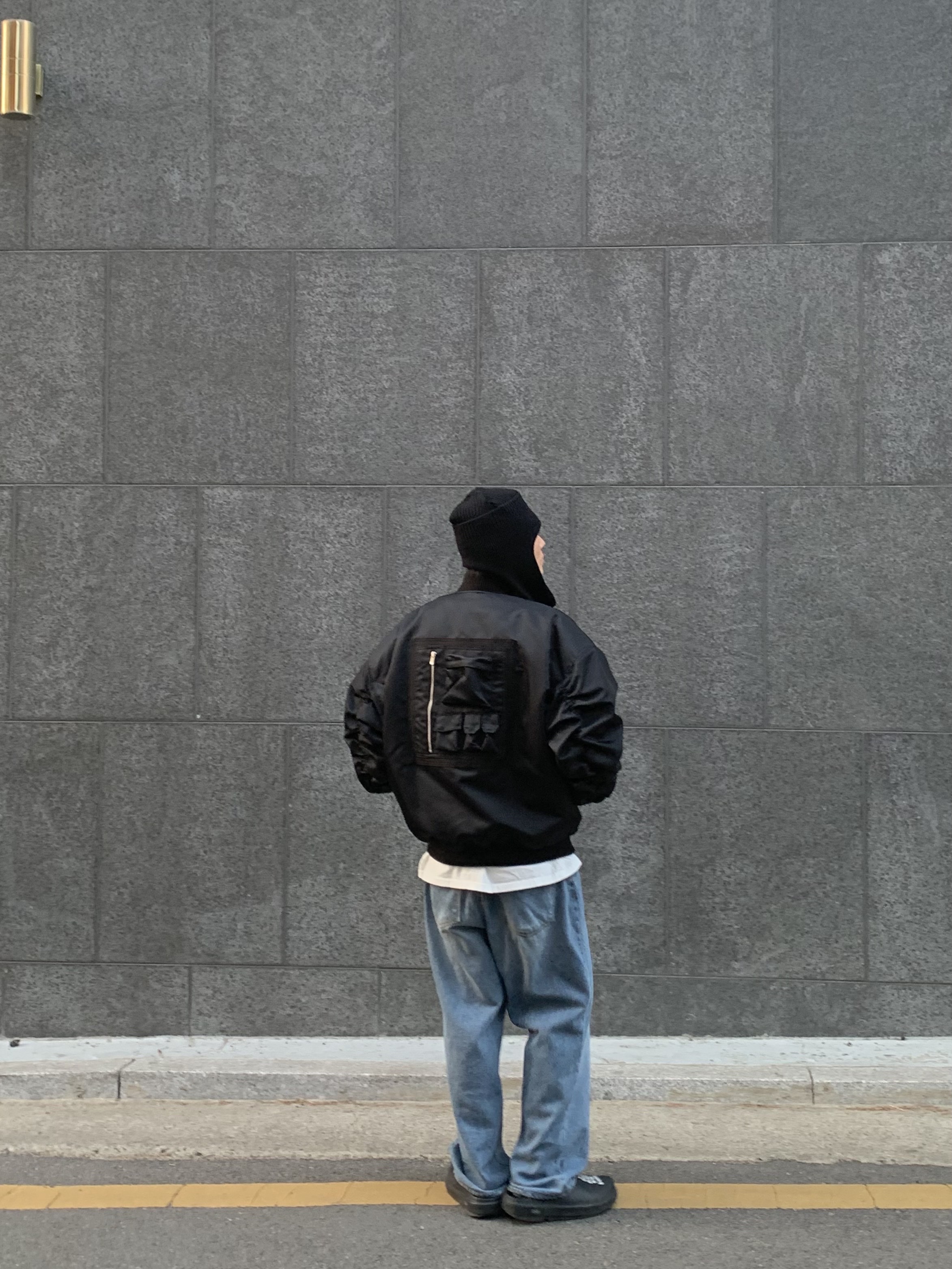 [KREAM 단독] STU Ear Flap Beenie Black, [KREAM 단독] STU Overfit Back Pocket Bomber Black 착용 스타일 - 3