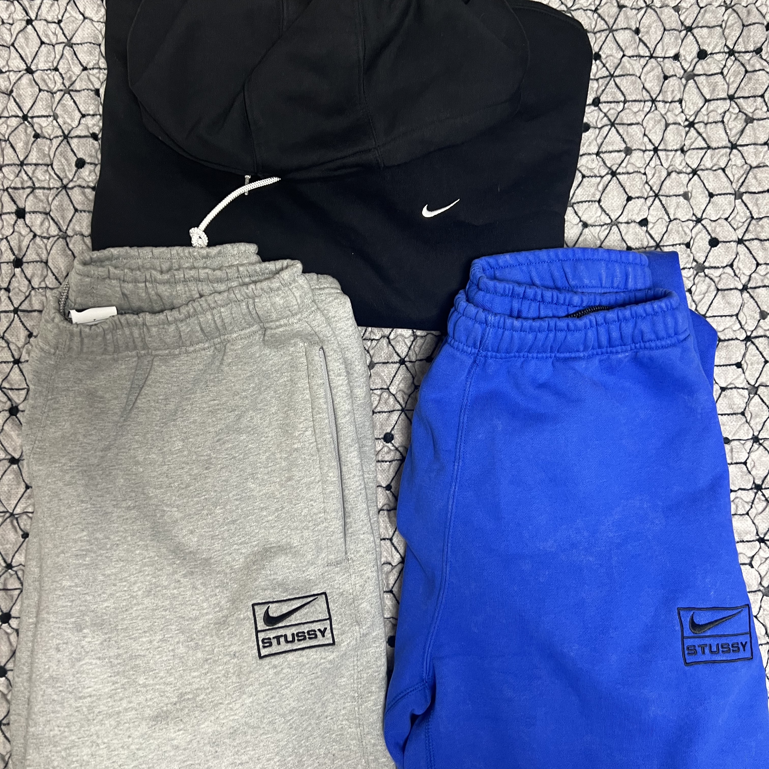 Nike x Stussy NRG Fleece Pants Dark Grey Heather (DO9340-063), Nike x Stussy NRG Acid Washed Fleece Pants Game Royal (DR4025-480) 착용 스타일