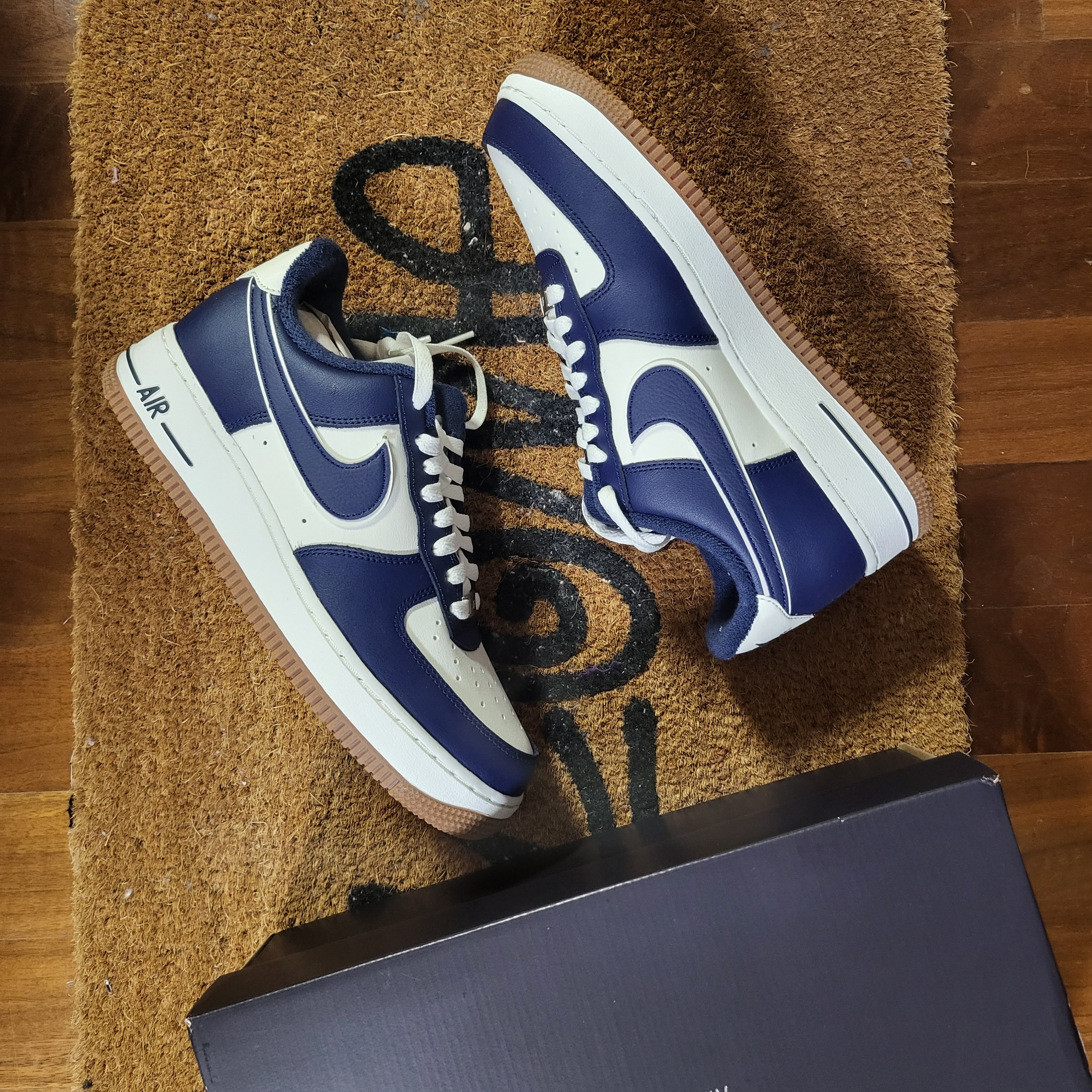 Nike Air Force 1 '07 LV8 Midnight Navy 착용 스타일