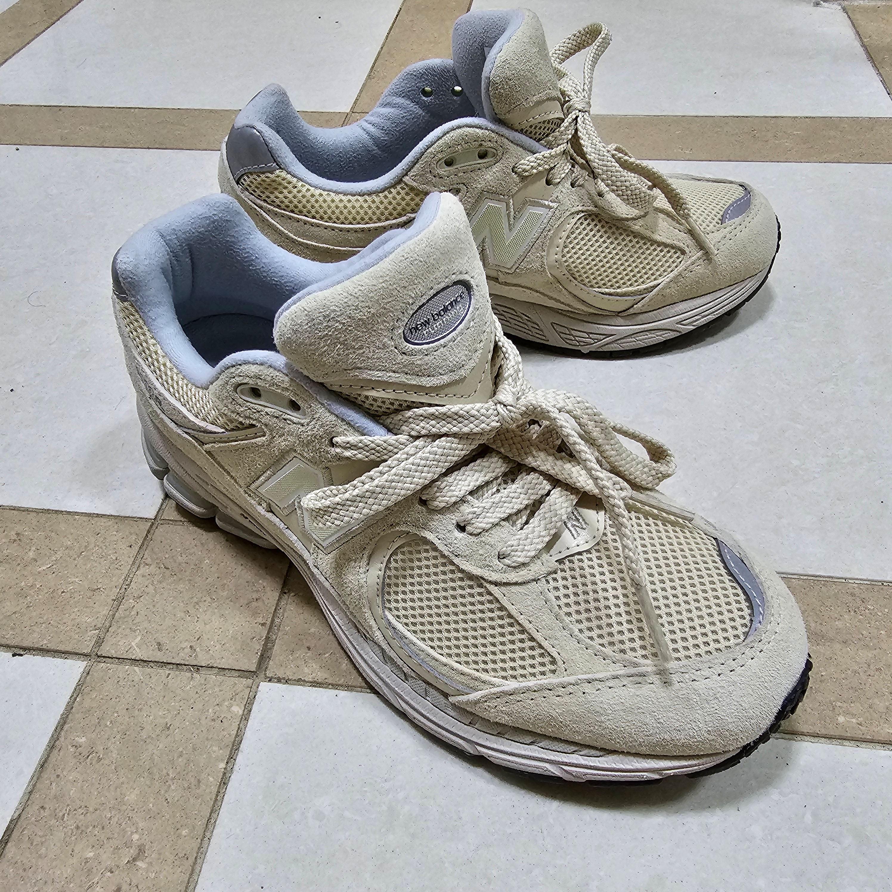 New Balance 2002R Beige Bone 착용 스타일 - 1
