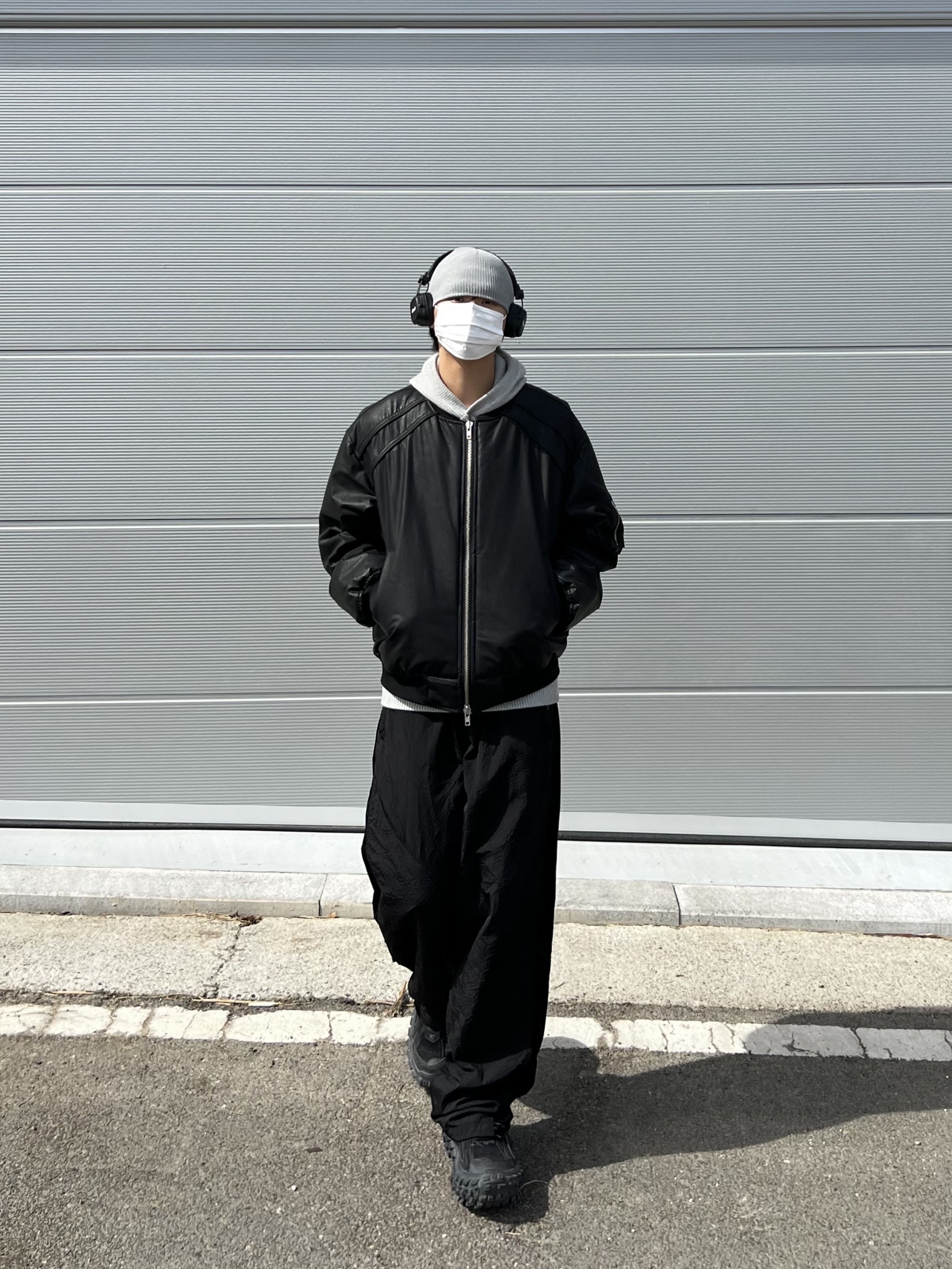 Balenciaga Defender Sneakers Black, AOP Snap Track Pants Meta Black 착용 스타일 - 1