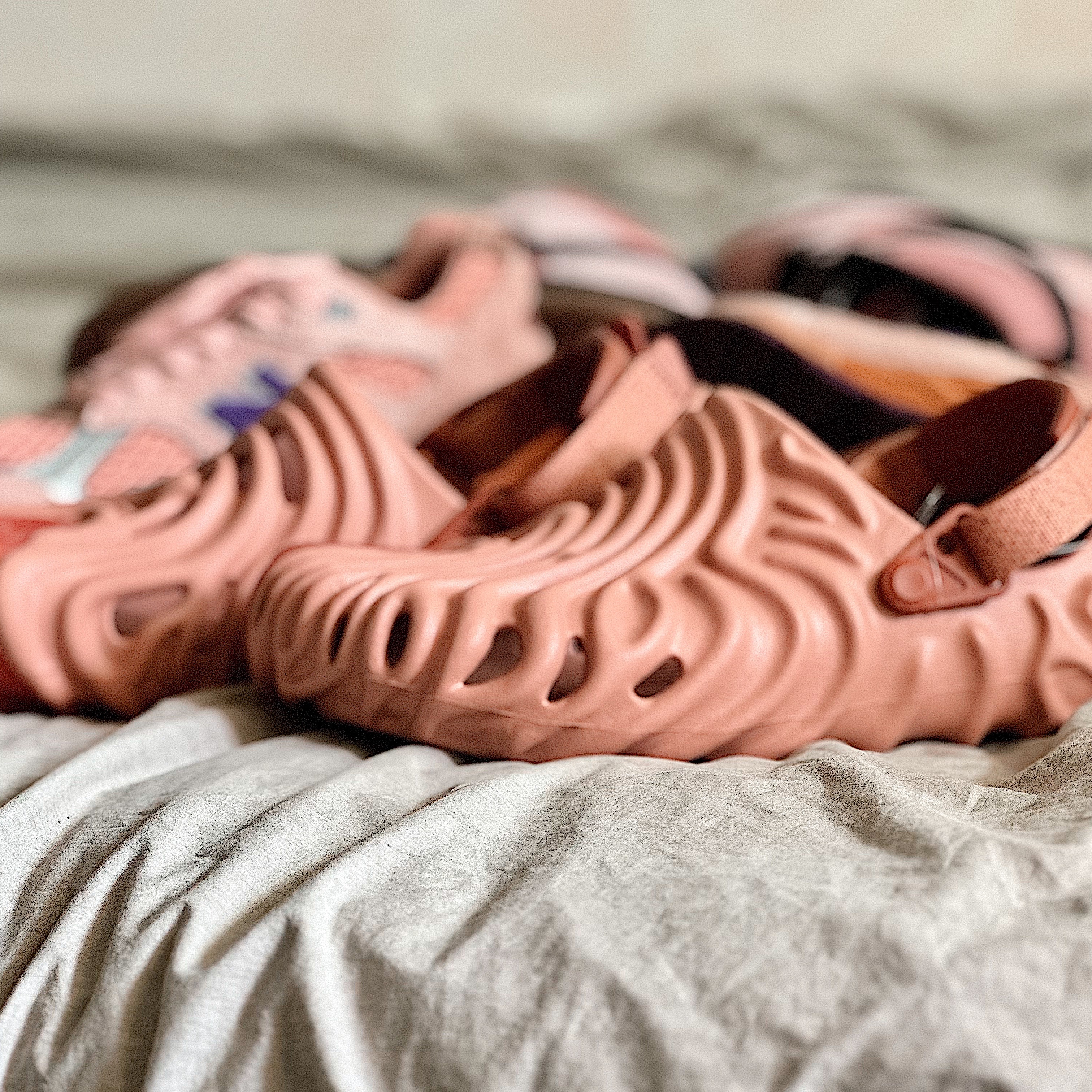 Nike x KCDC SB Dunk High Pro QS Elemental Pink, New Balance x Salehe Bembury 990v2 Made in USA Misty Rose 착용 스타일 - 3
