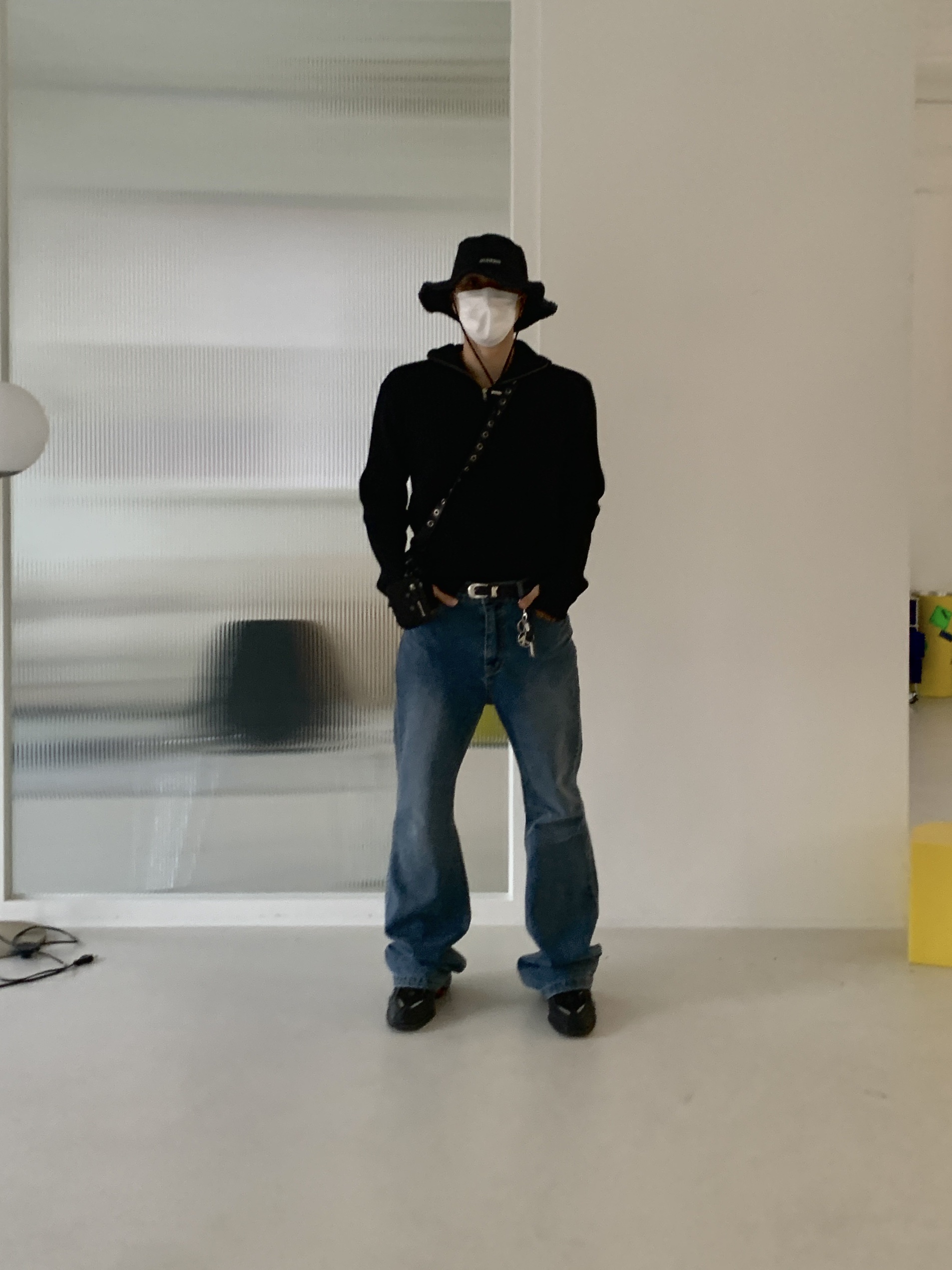 Jacquemus Le Bob Artichaut Bucket Hat Black, Nike x Martine Rose Shox MR4 Black 착용 스타일 - 3