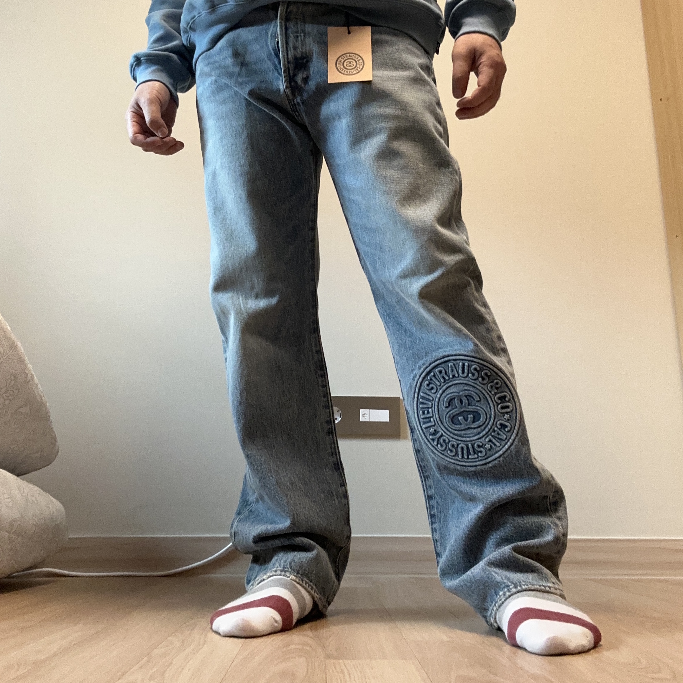 Stussy x Levi's Embossed 501 Jean Indigo, IAB Studio Crewneck Sky Blue 착용 스타일 - 2