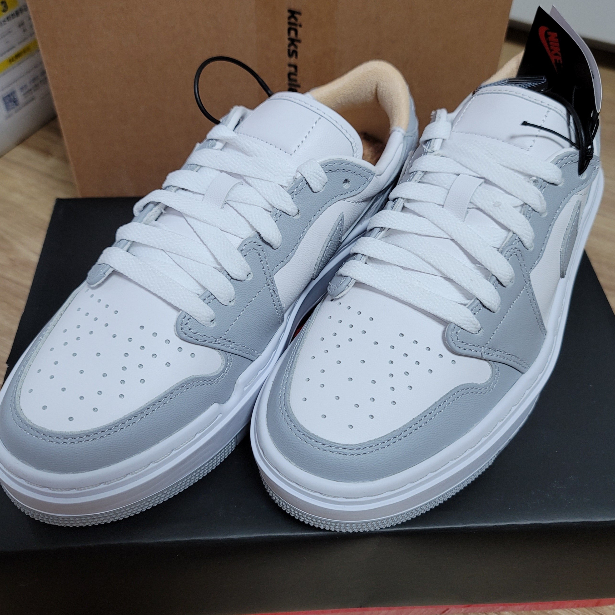(W) Jordan 1 Elevate Low White and Wolf Grey 착용 스타일 - 2