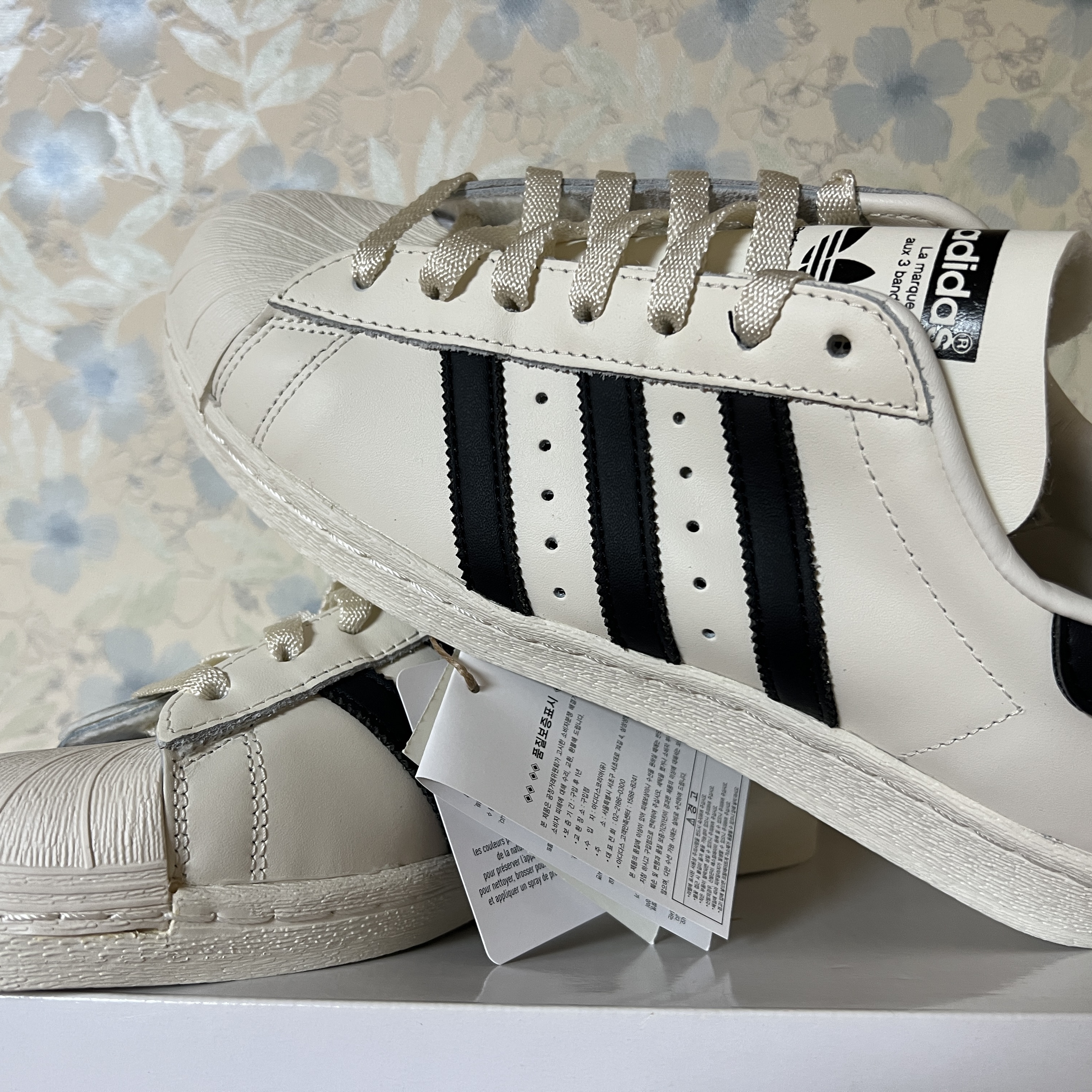 Adidas Superstar 82 White Black 착용 스타일