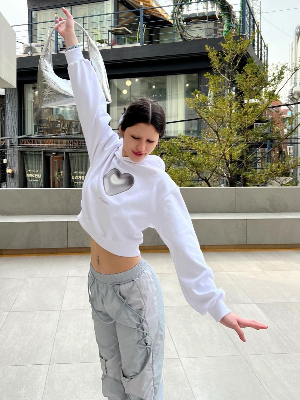 2000Archives Crop Matt Love Hoodie Off White 착용 스타일 - 1