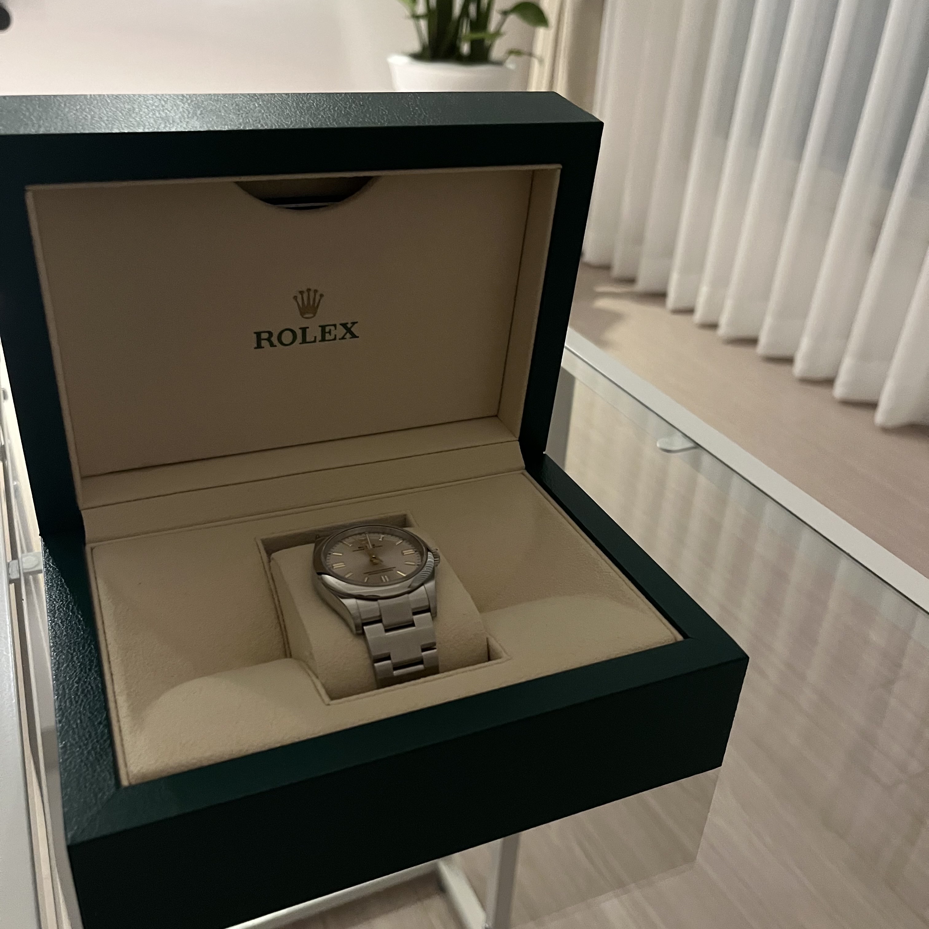 Rolex Oyster Perpetual 36mm 126000 Silver Oyster 착용 스타일 - 1