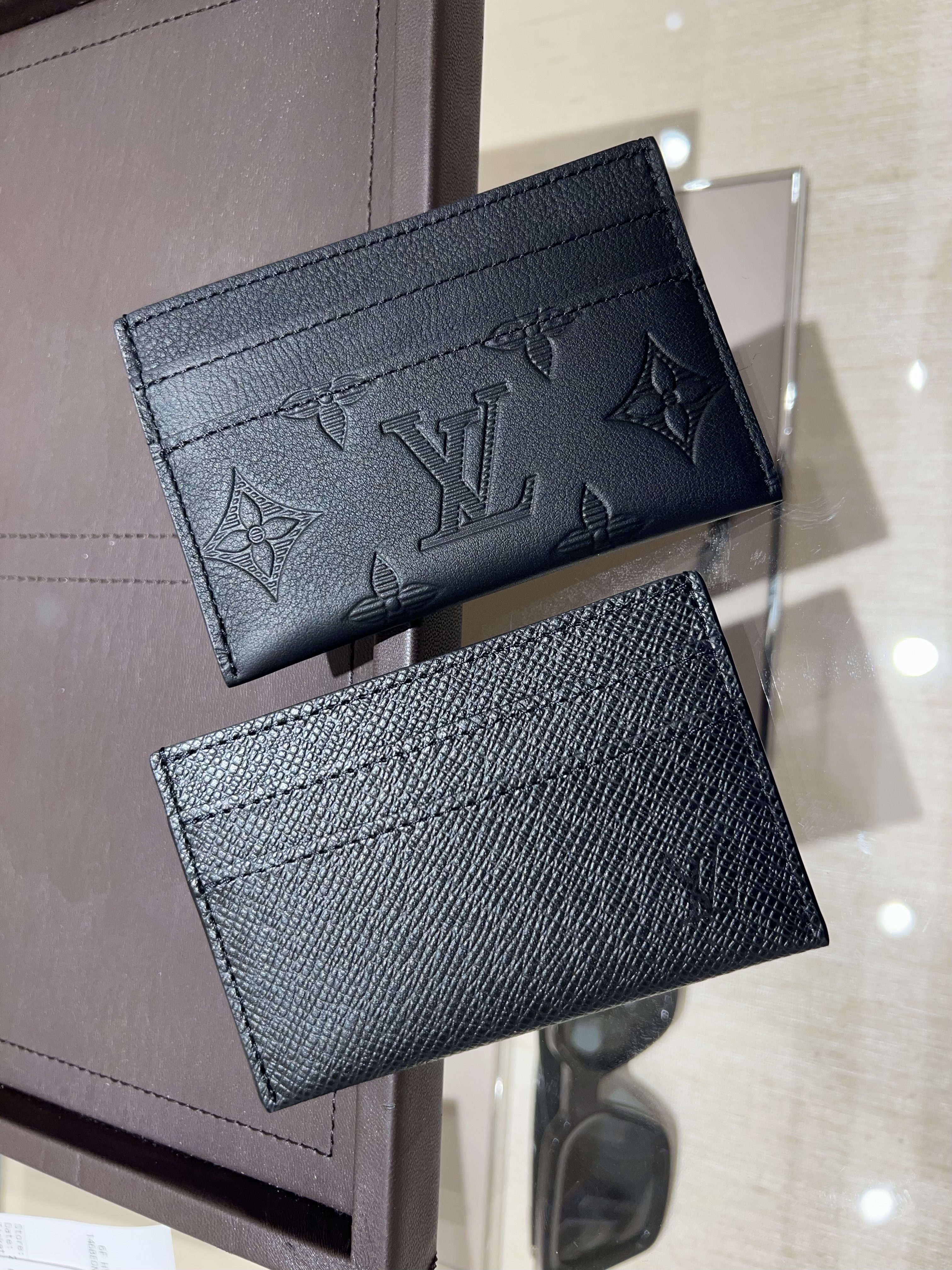 Louis Vuitton Porte Cartes Double Card Holder Black, Louis Vuitton Double Card Holder Taiga Black 착용 스타일