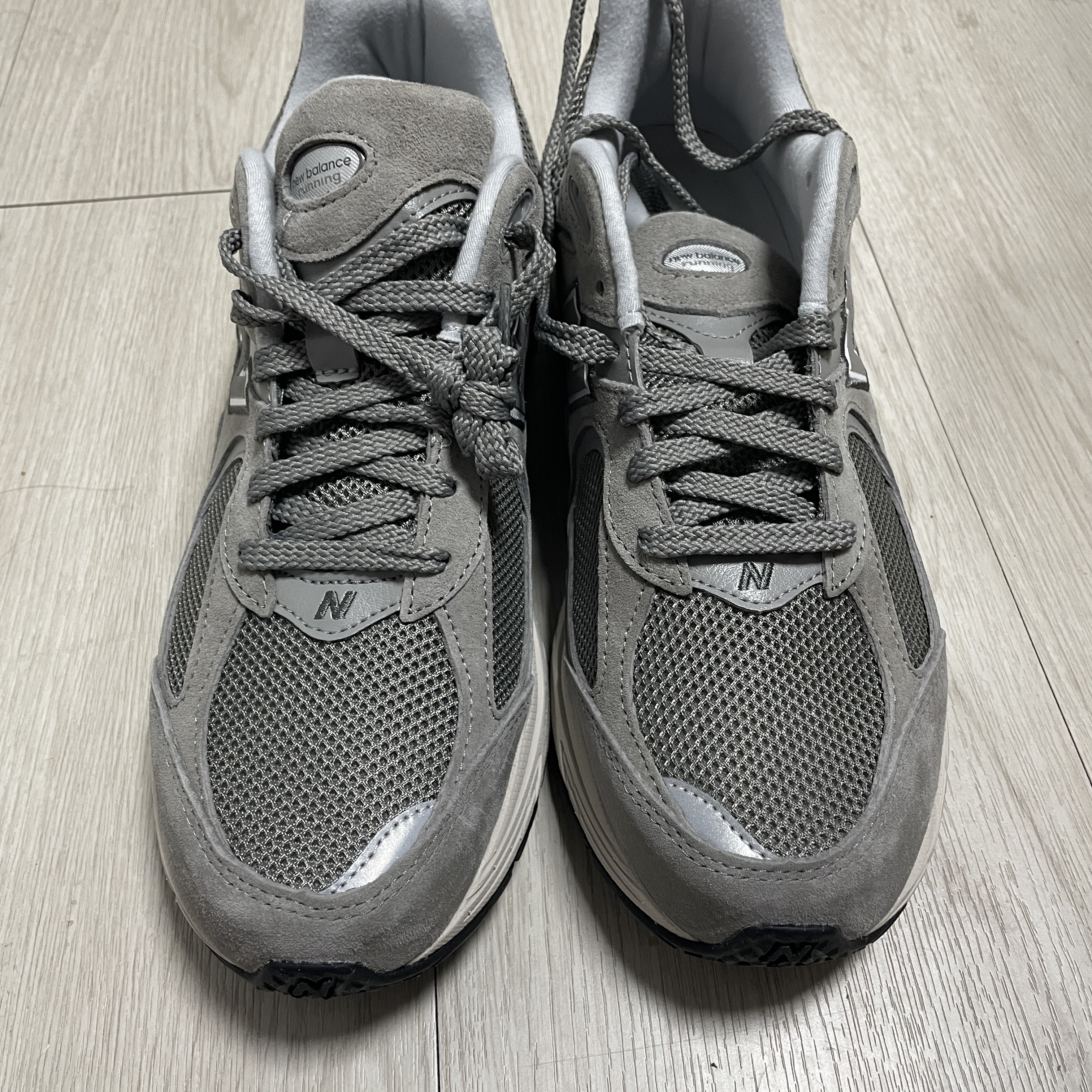 New Balance 2002R Grey 착용 스타일 - 1