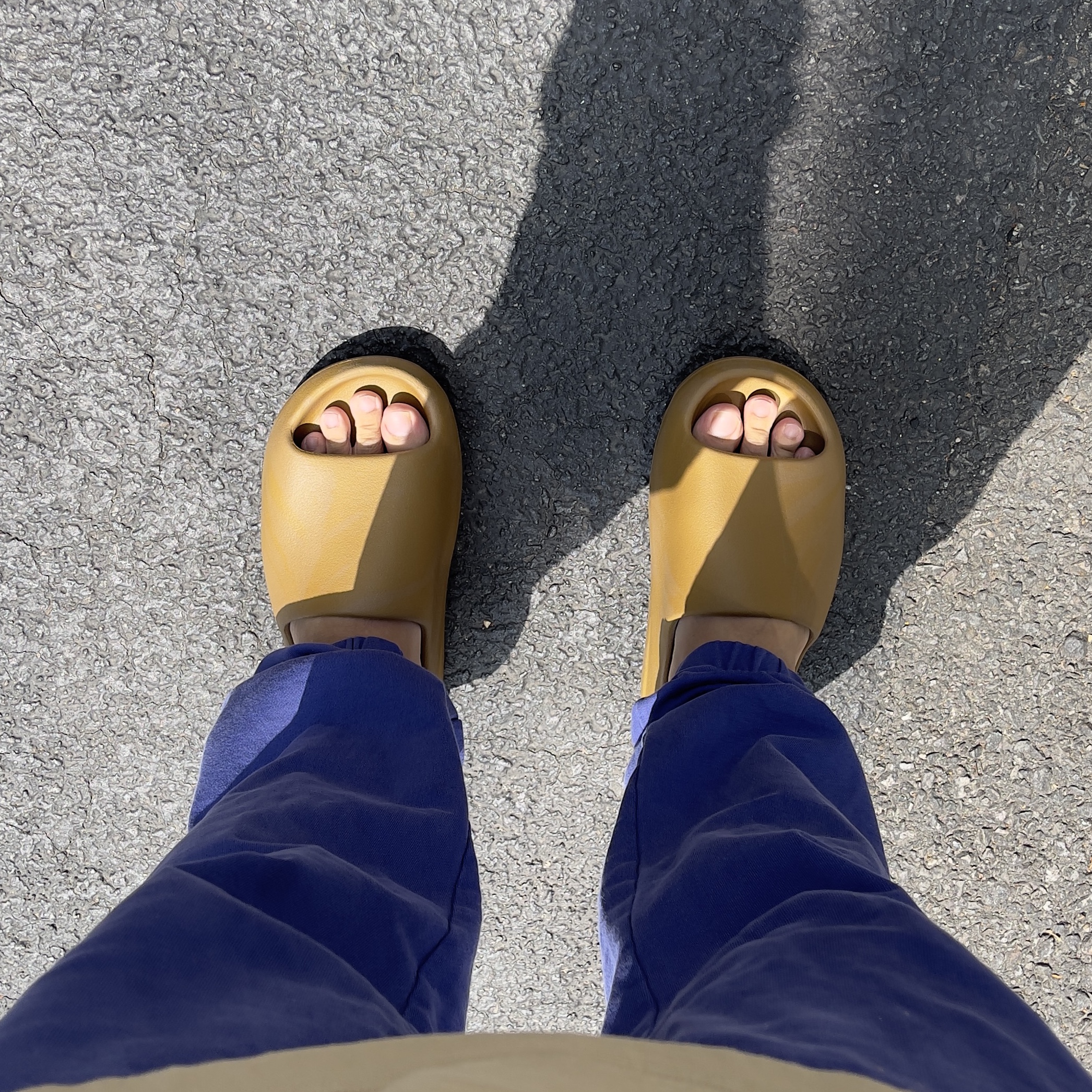 Adidas Yeezy Slide Ochre 착용 스타일
