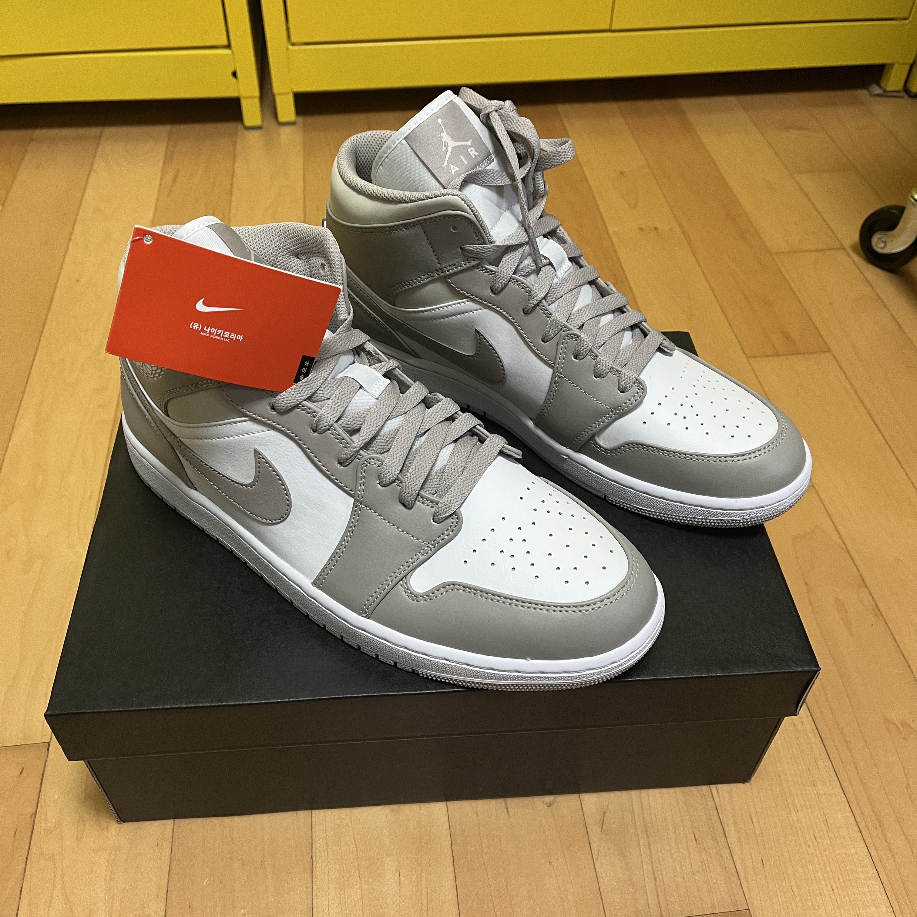 Jordan 1 Mid College Grey 착용 스타일