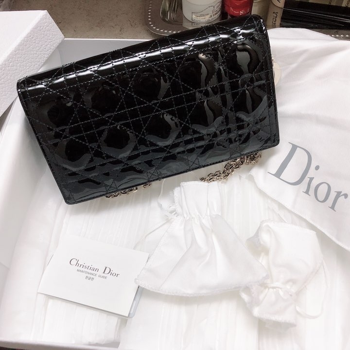 Dior Lady Pouch Patent Cannage Calfskin Black 착용 스타일 - 1