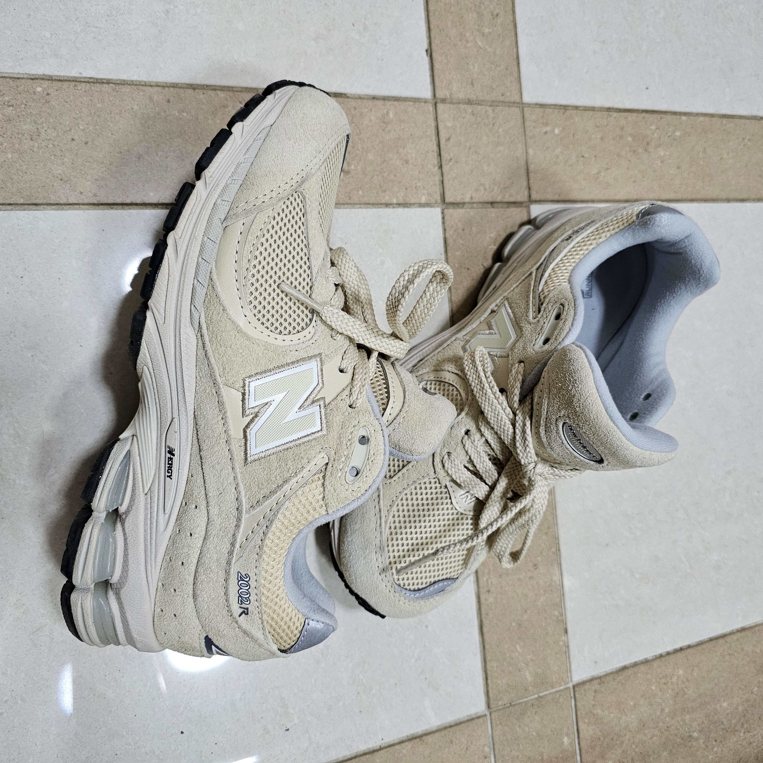 New Balance 2002R Beige Bone 착용 스타일 - 2