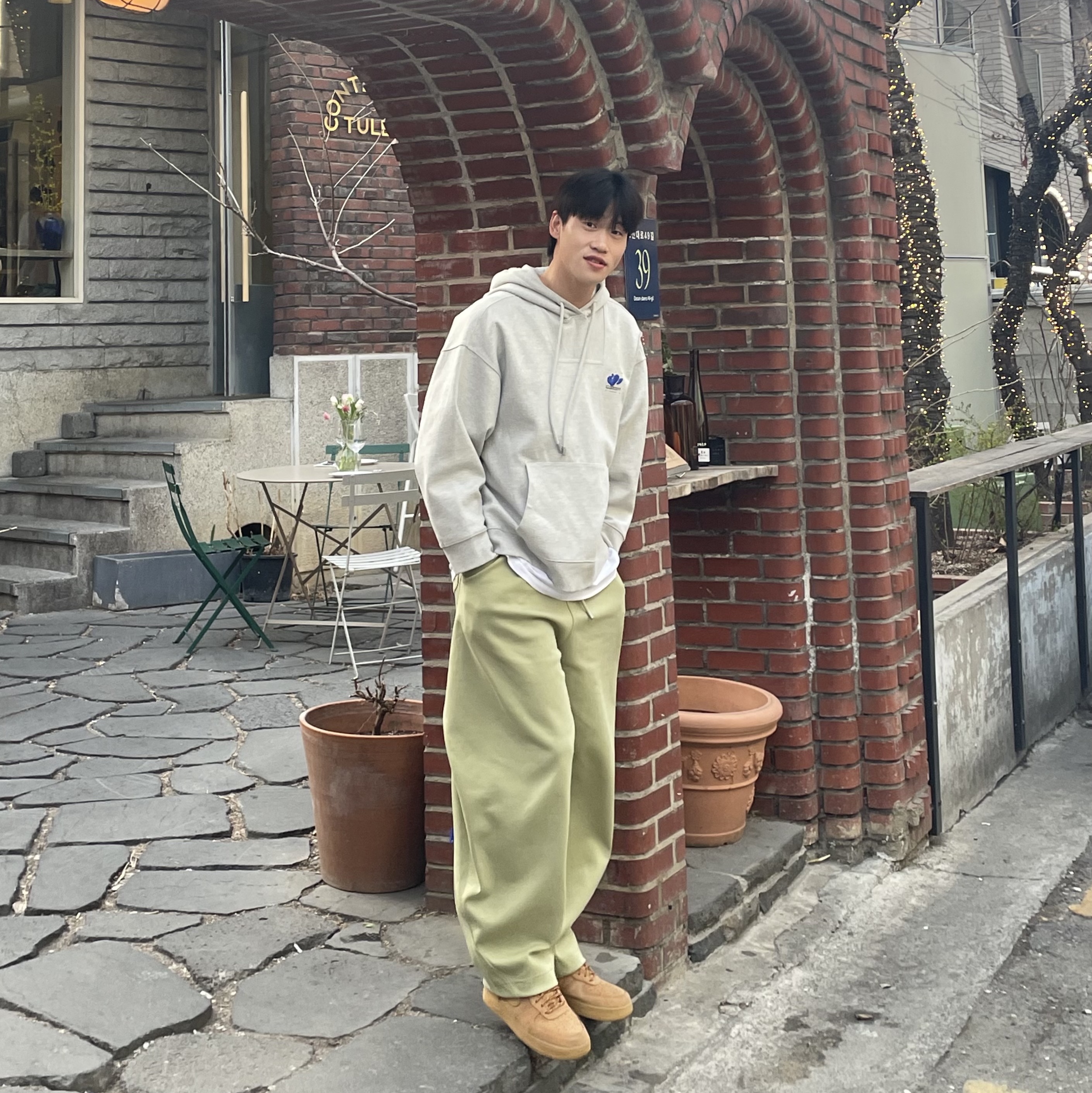 Zara x Ader Error Jogger Pants Light Green, Zara x Ader Error Embroidery Hooded Sweatshirt Grey 착용 스타일 - 2