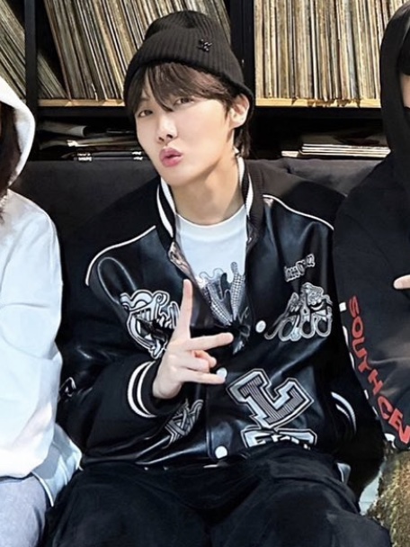 Louis Vuitton Varsity Blouson Black, Louis Vuitton x YK Psychedelic Flower Regular T-Shirt Milky White 착용 스타일