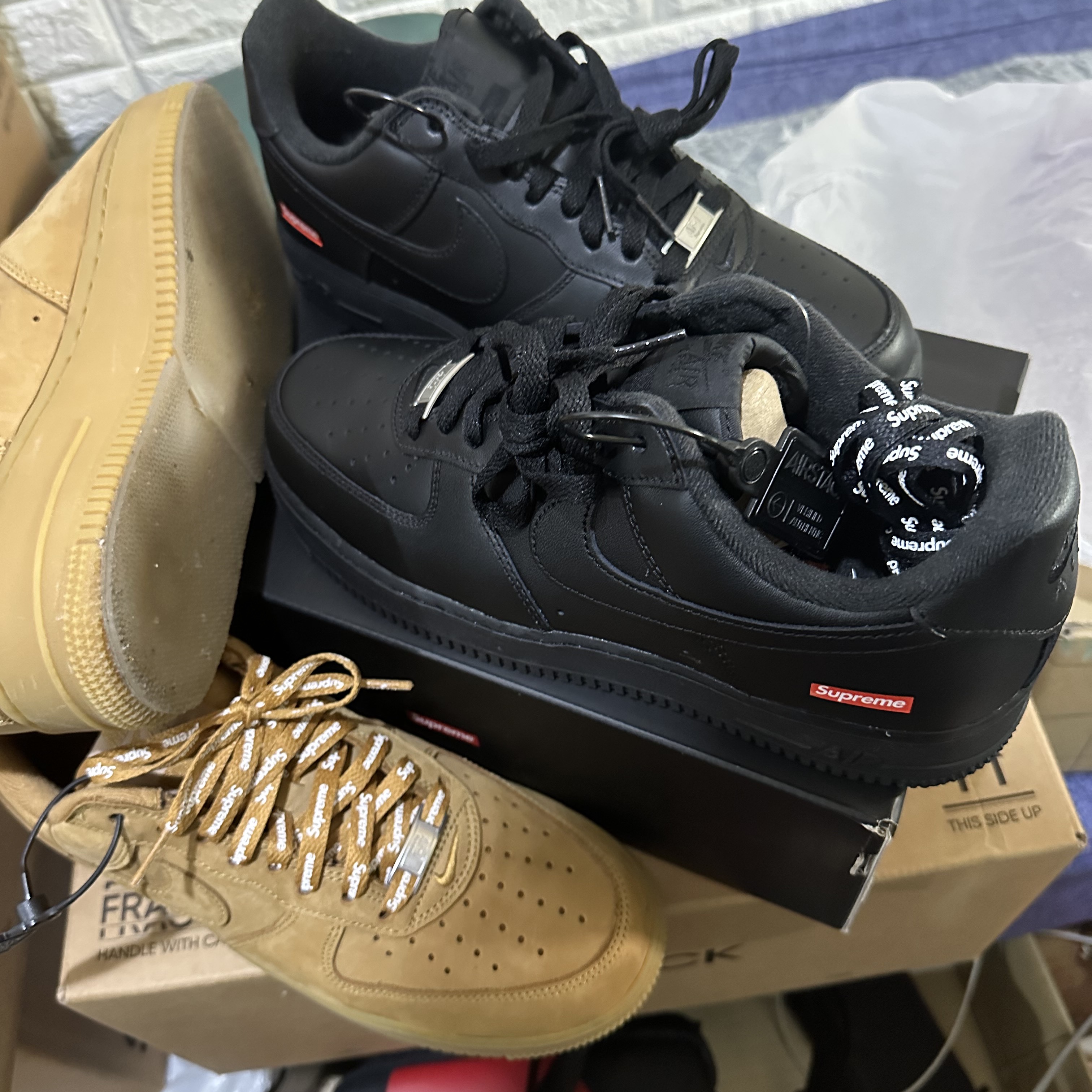 Nike x Supreme Air Force 1 Low Flax, Nike x Supreme Air Force 1 Low Black 착용 스타일