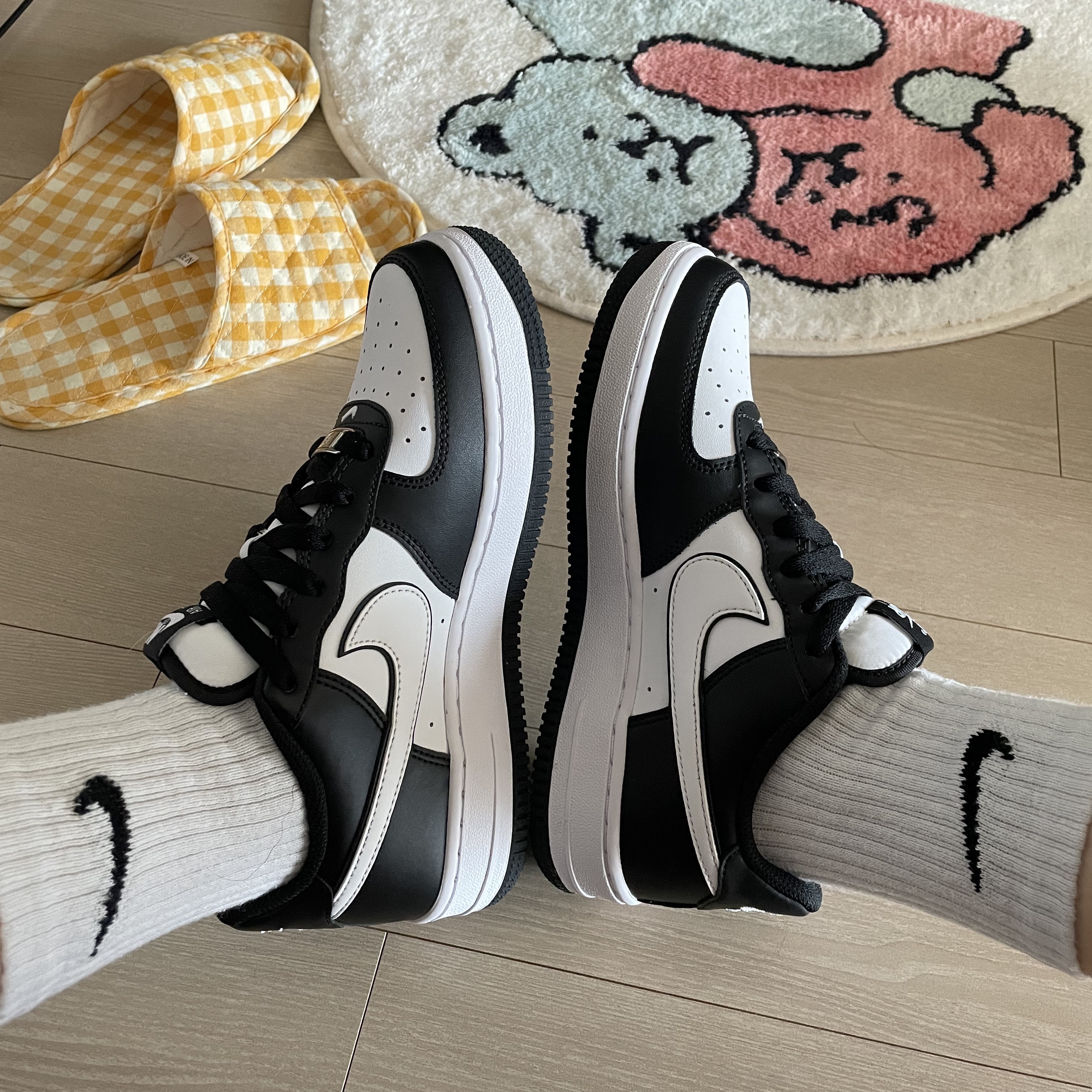 (GS) Nike Air Force 1 LV8 2 Black White 착용 스타일 - 1